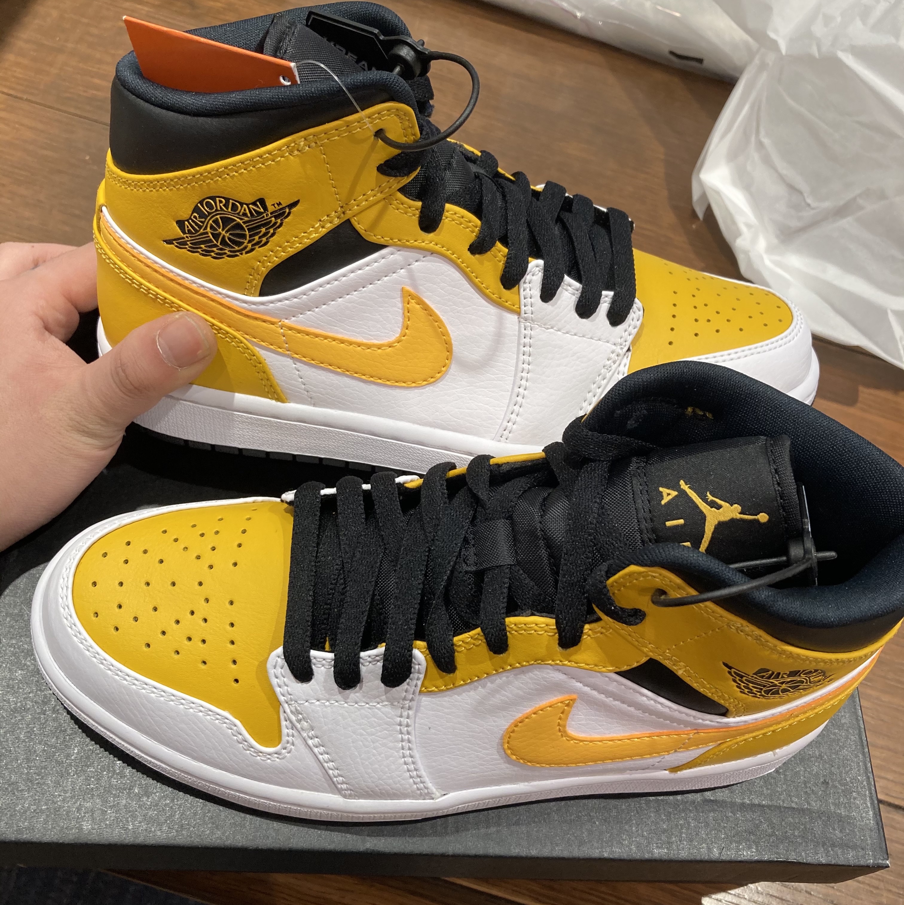 Jordan 1 Mid White University Gold 착용 스타일 - 3