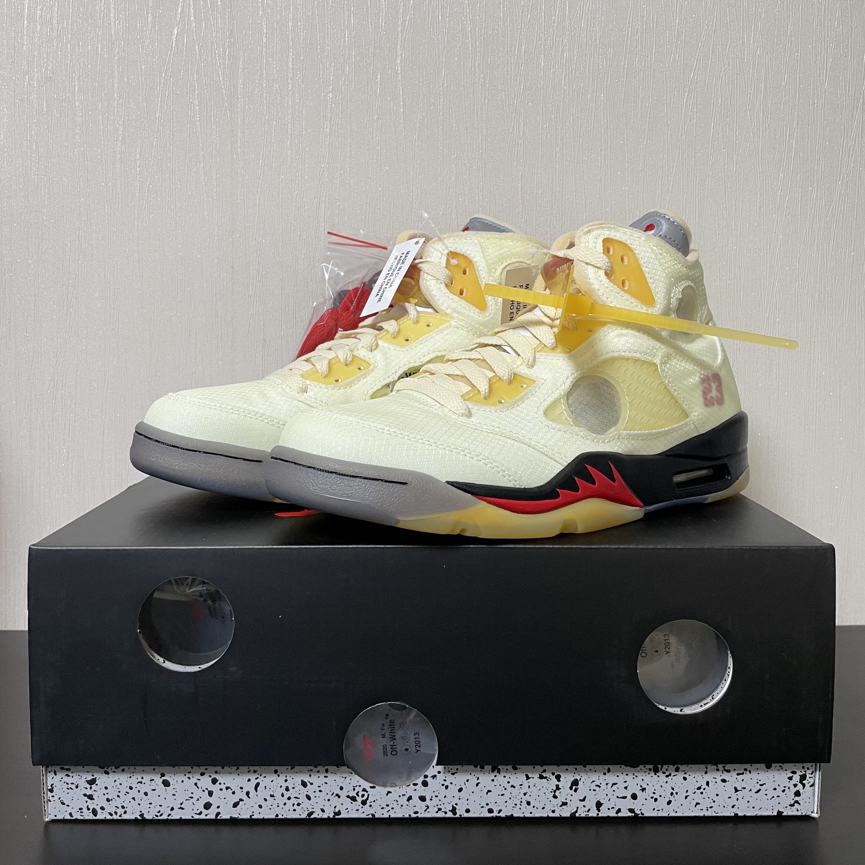 Jordan 5 x Off-White Retro SP Sail Fire Red 착용 스타일