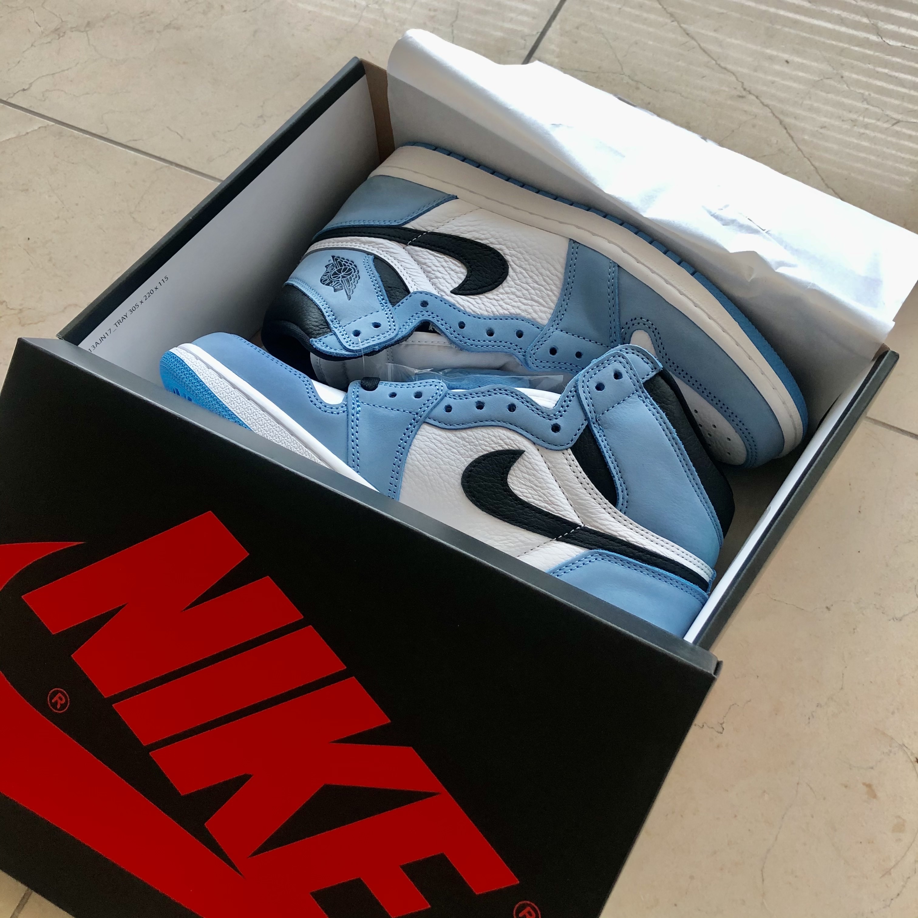 Jordan 1 Retro High OG University Blue 착용 스타일