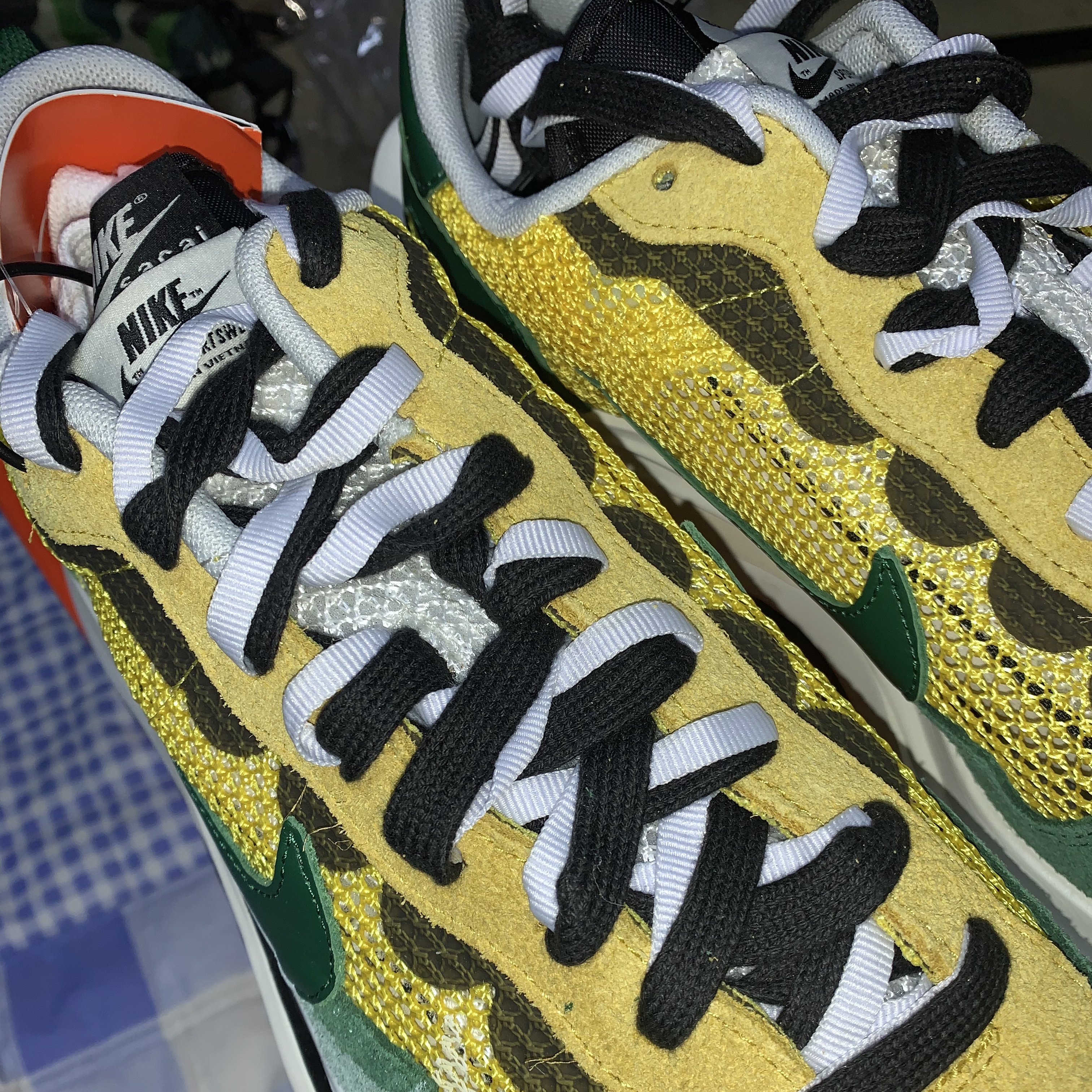 Nike x Sacai VaporWaffle Tour Yellow & Gorge Green Sail 착용 스타일