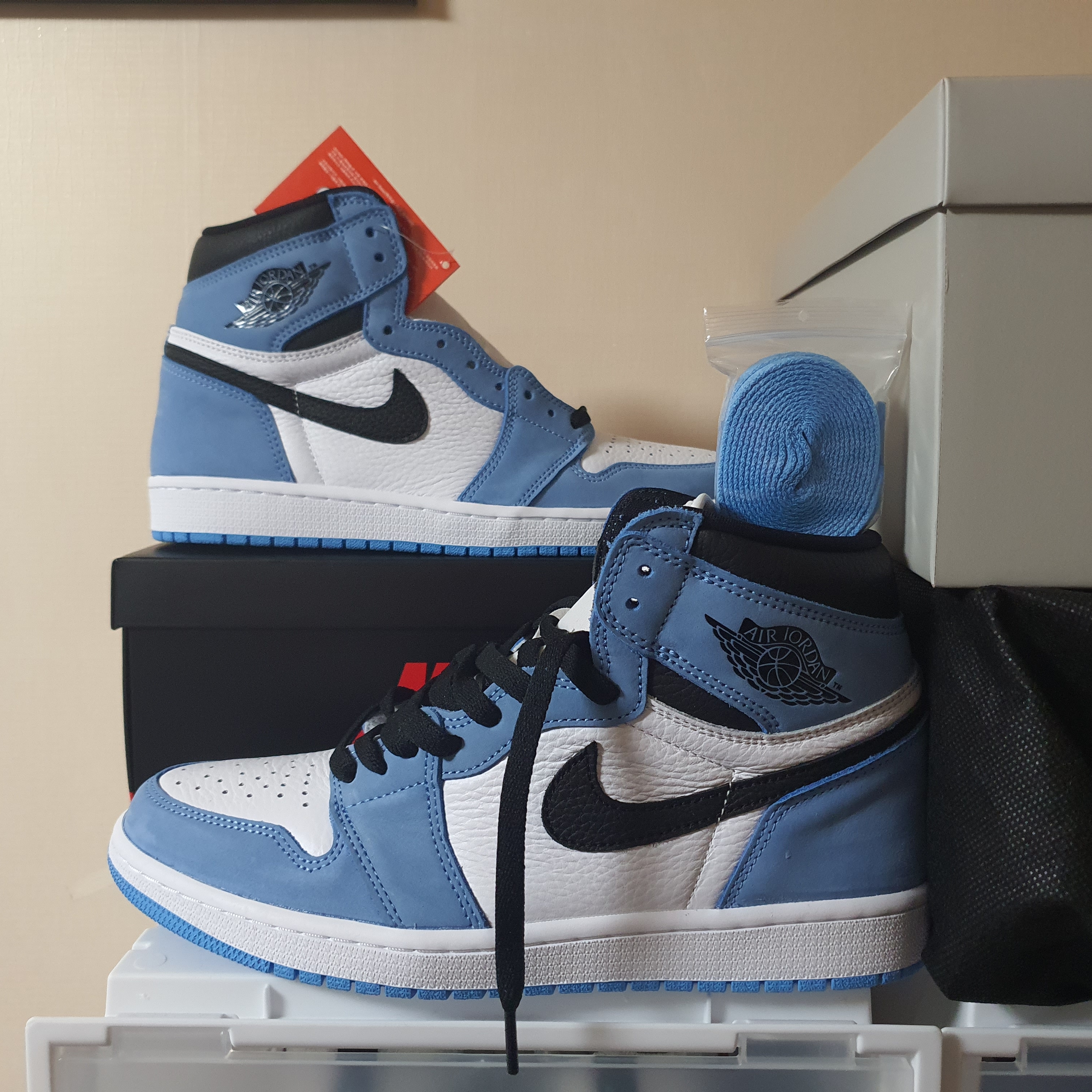 Jordan 1 Retro High OG University Blue 착용 스타일 - 1