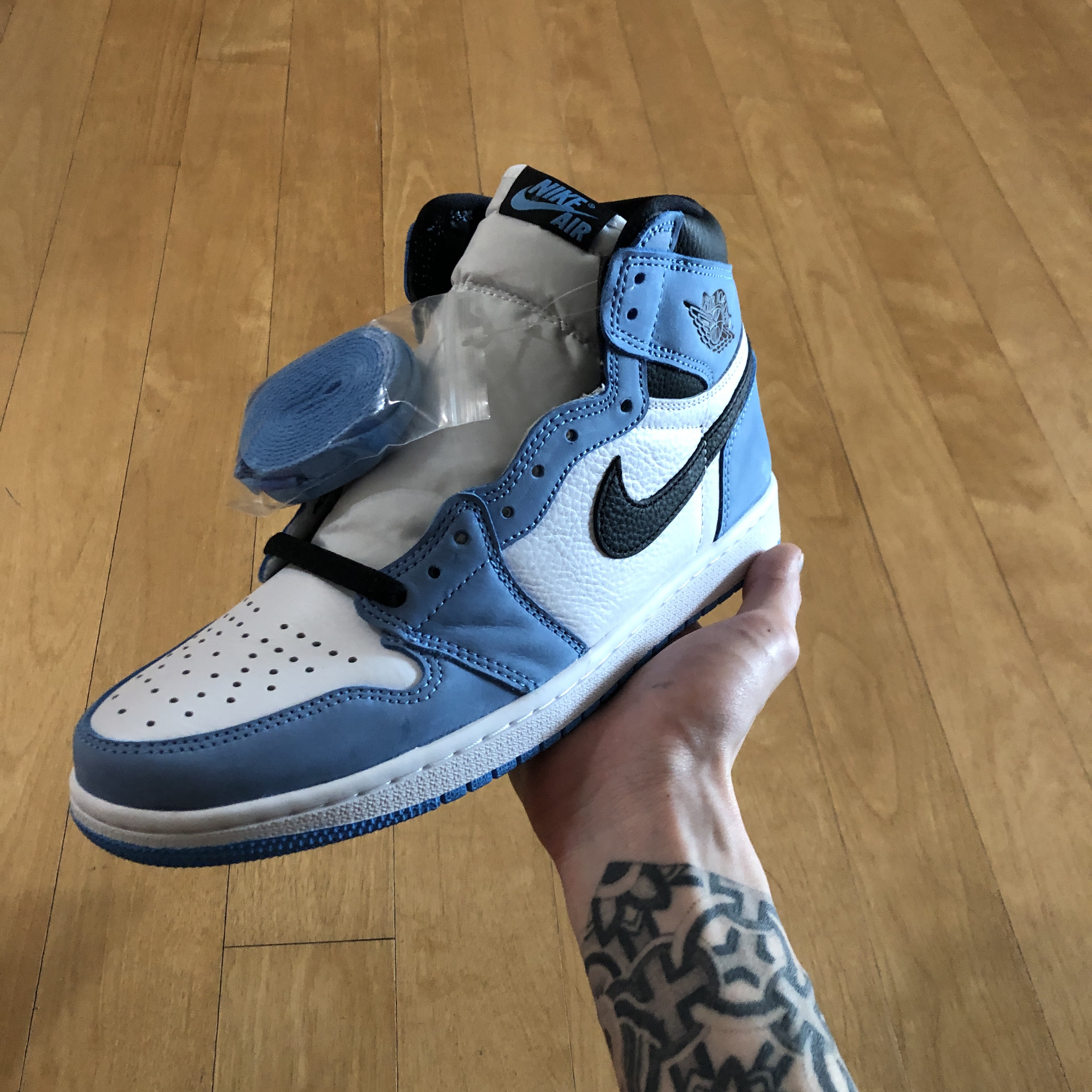 Jordan 1 Retro High OG University Blue 착용 스타일 - 1