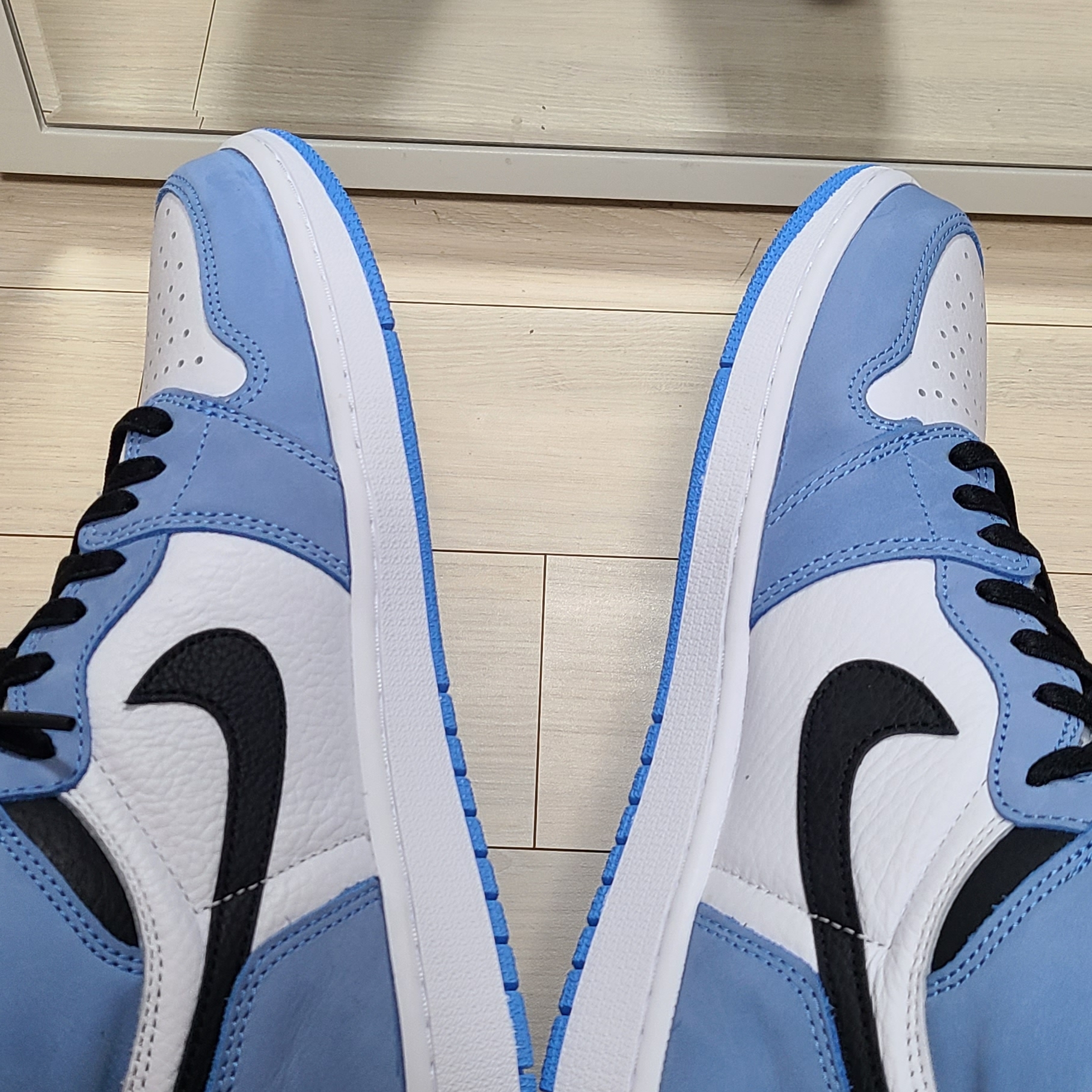 Jordan 1 Retro High OG University Blue 착용 스타일 - 3