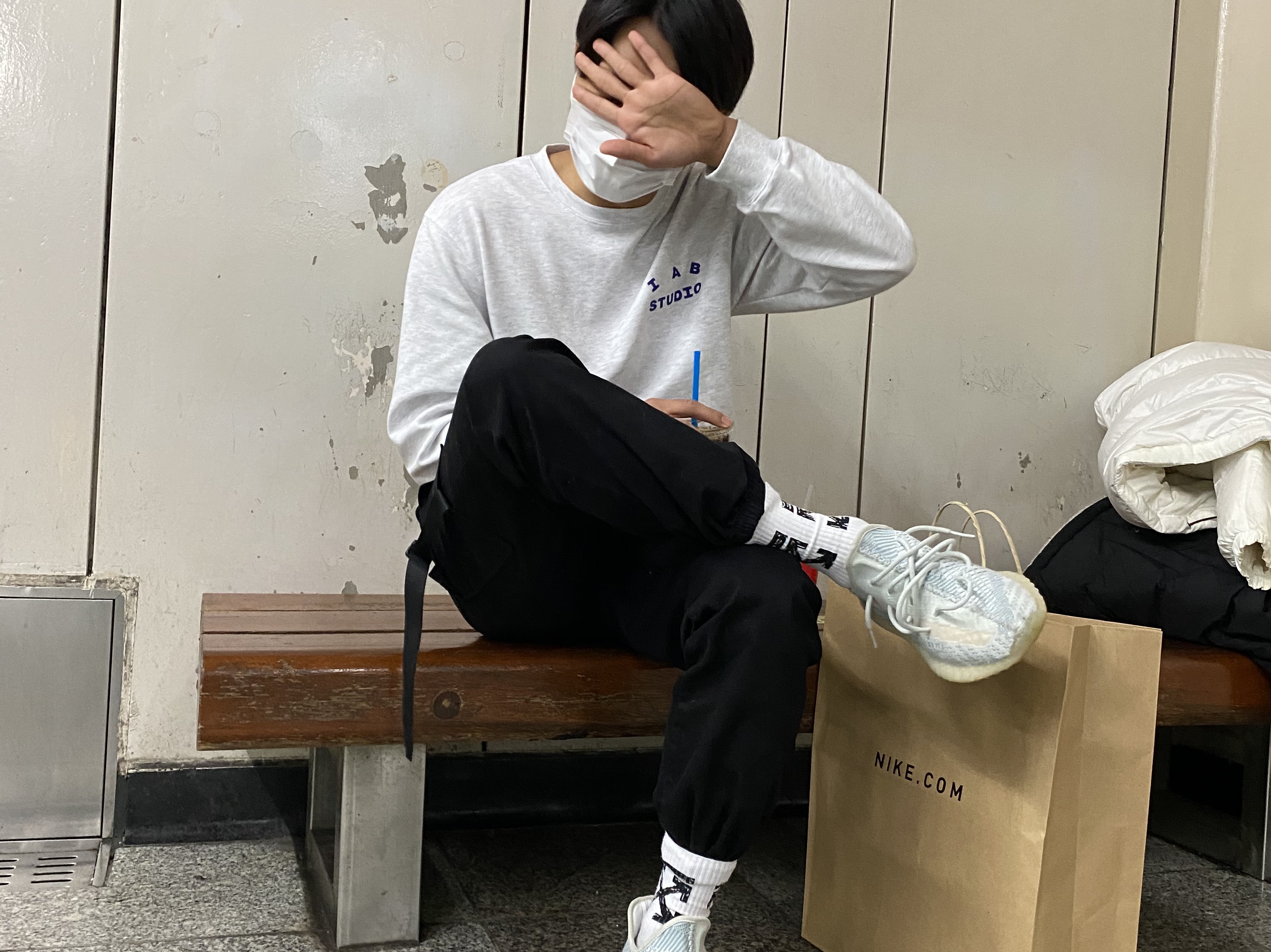 Adidas Yeezy Boost 350 V2 Cloud White - Non-Reflective, IAB Studio Long Sleeve Light Gray 착용 스타일 - 2