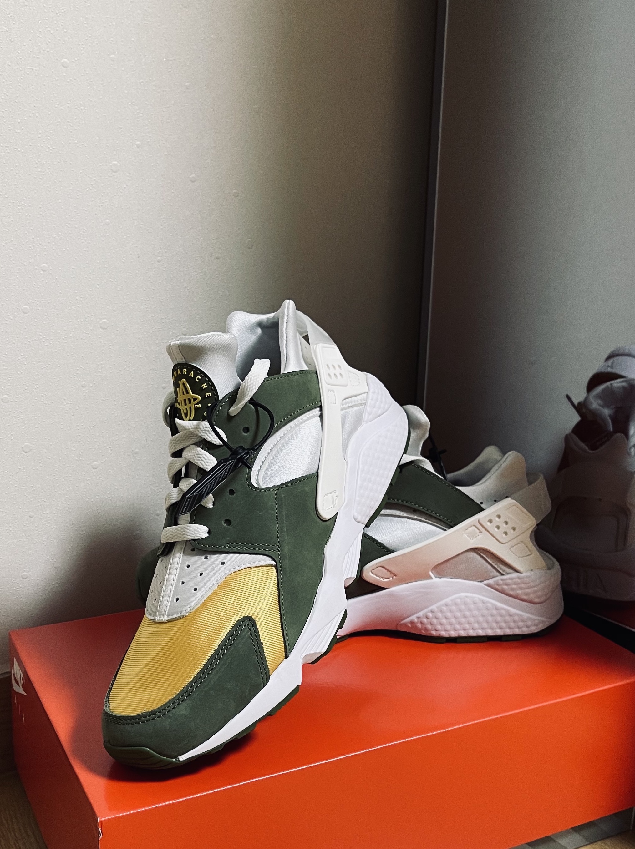 Nike x Stussy Air Huarache LE Dark Olive 착용 스타일