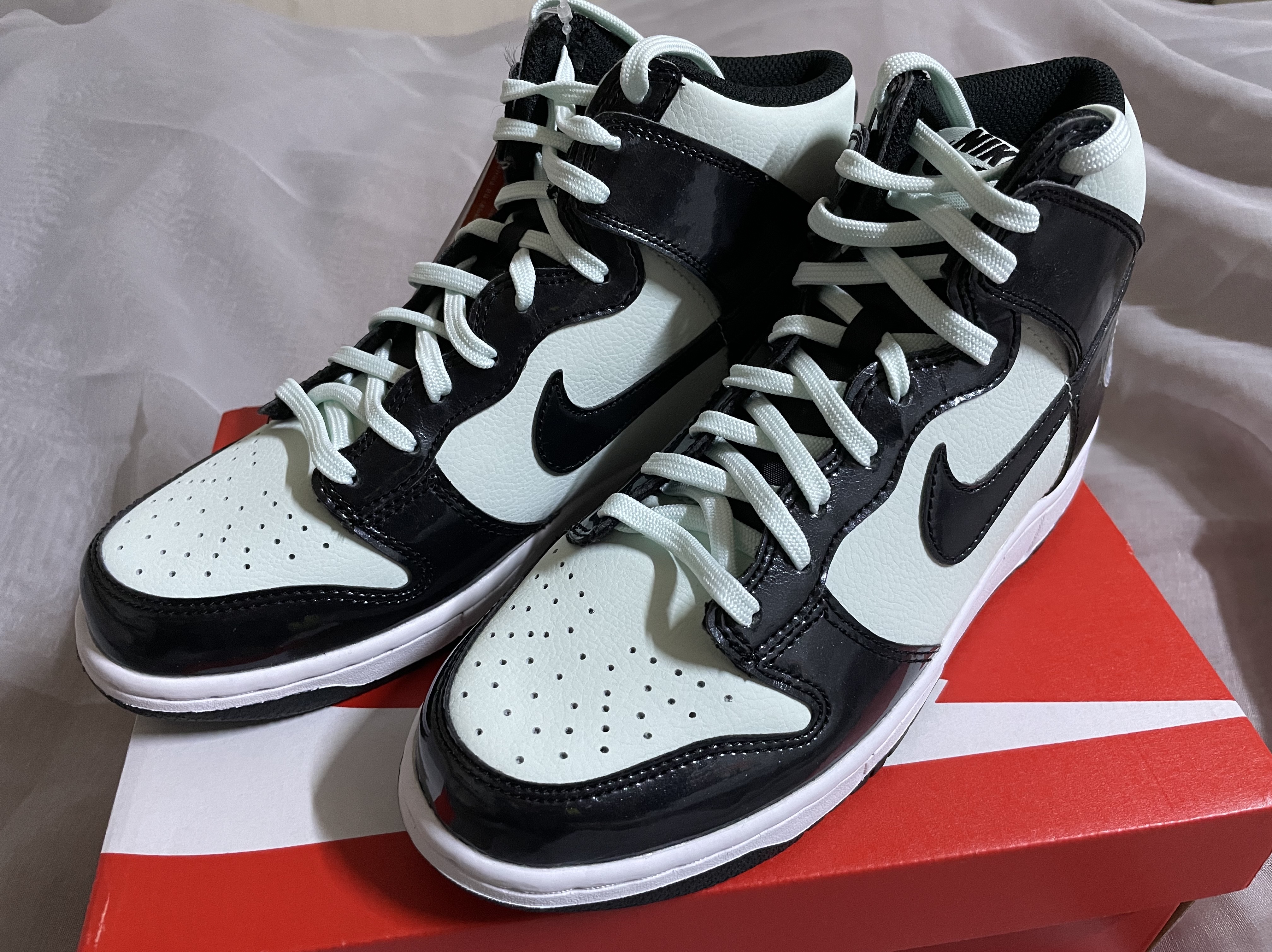 (GS) Nike Dunk High Barely Green 착용 스타일 - 1