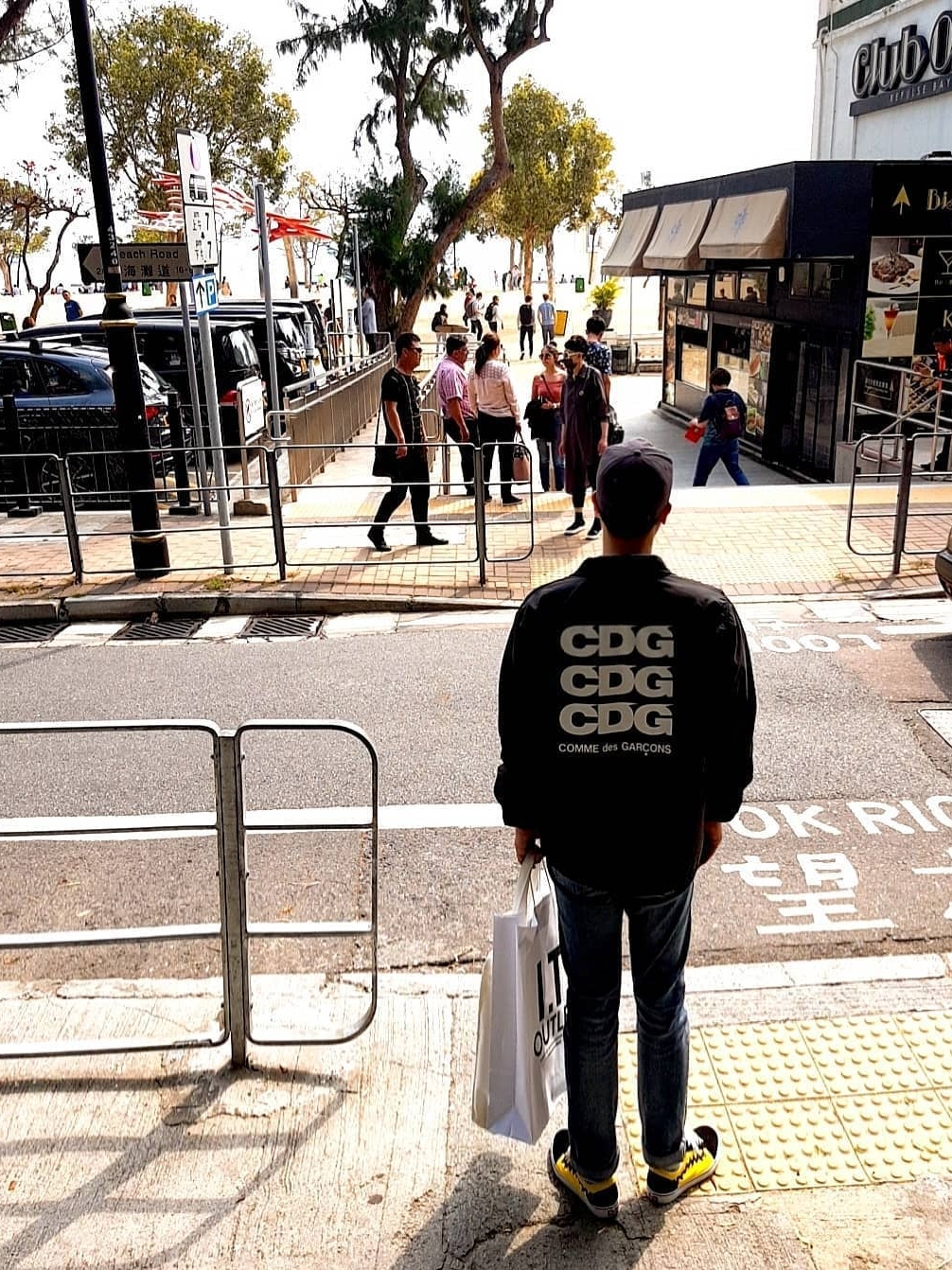 CDG Logo Coach Jacket Black 착용 스타일 - 1