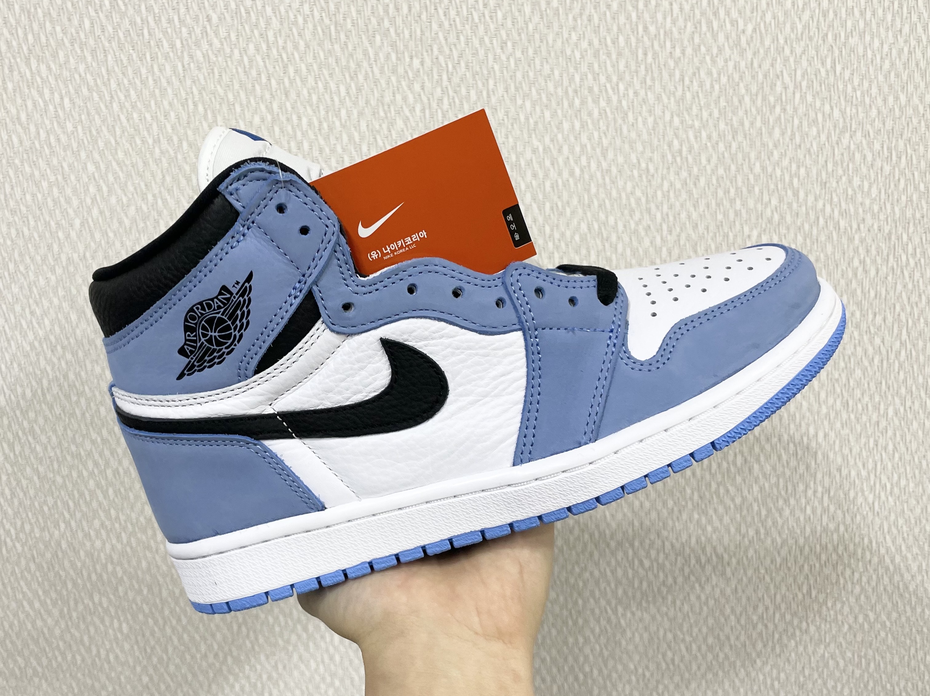 Jordan 1 Retro High OG University Blue 착용 스타일 - 2