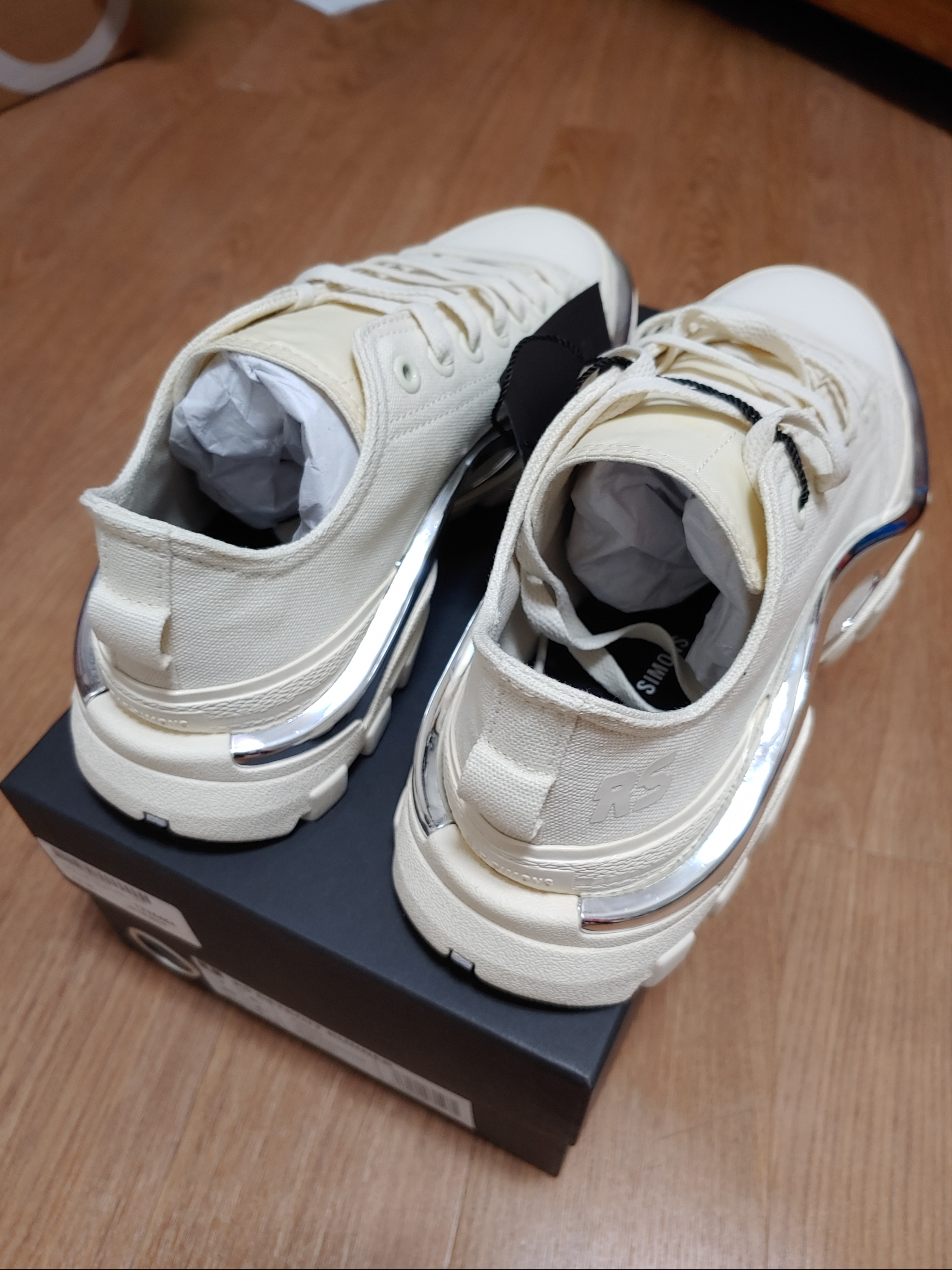 Adidas x Raf Simons Detroit Runner Chalk White 착용 스타일 - 3