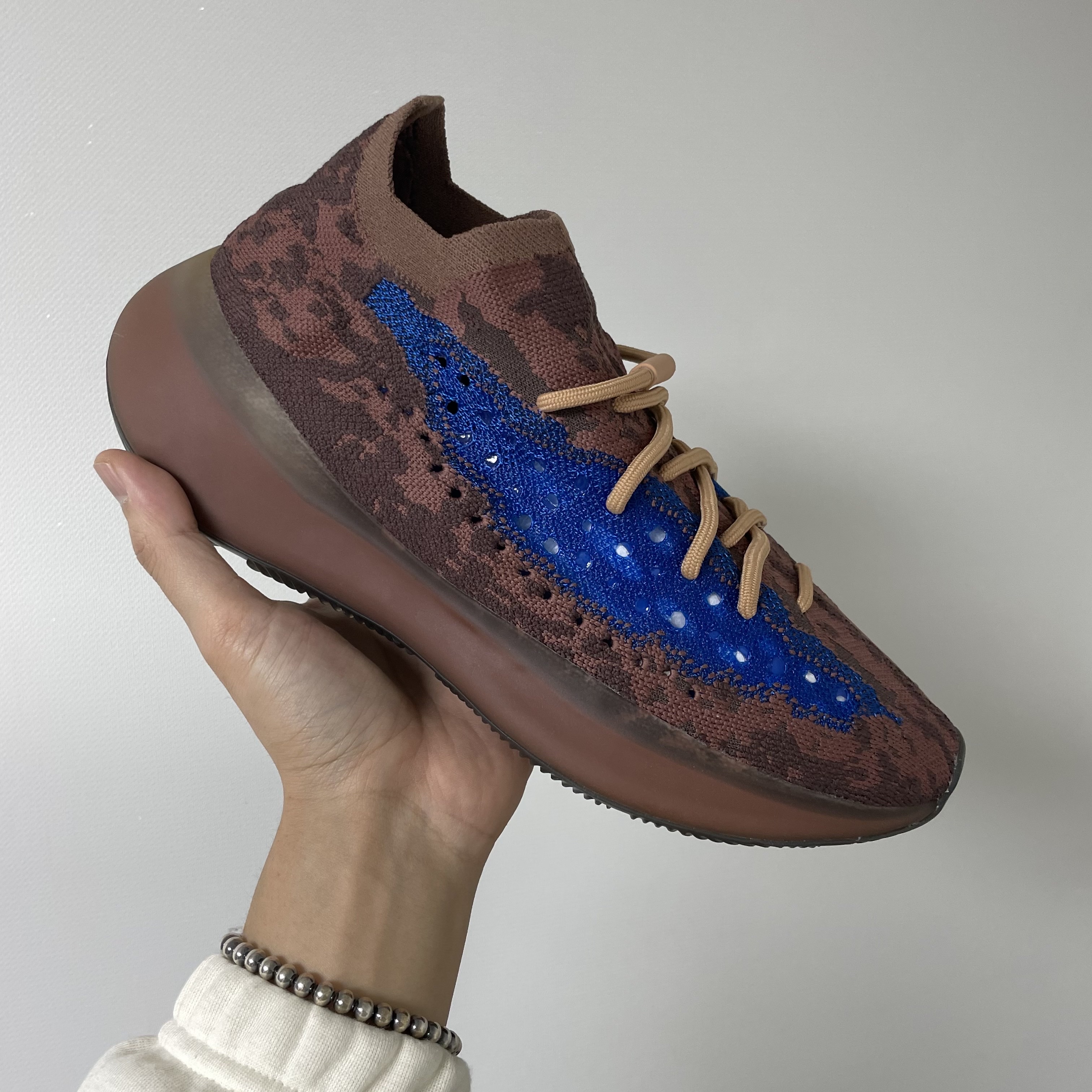 Adidas Yeezy Boost 380 Azure - Non-Reflective 착용 스타일