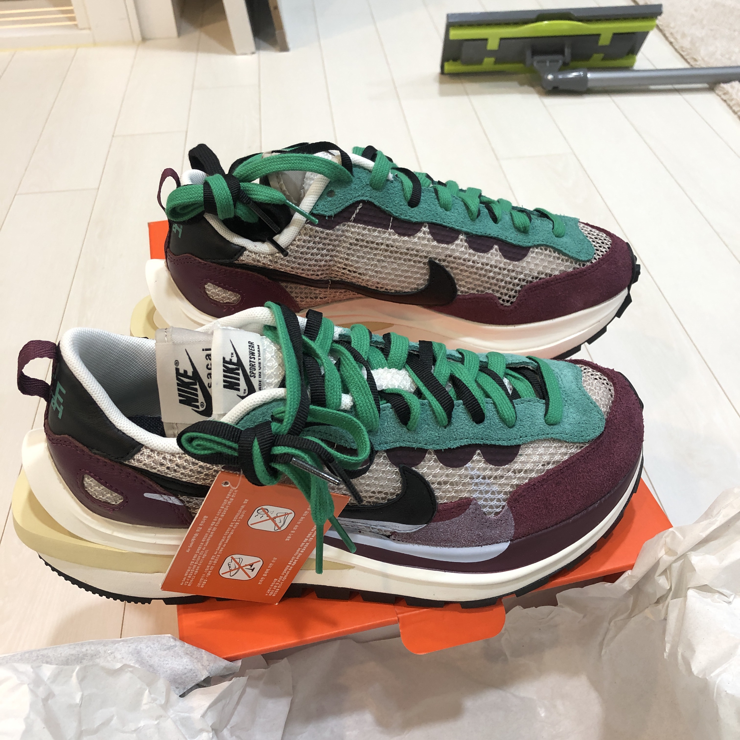 Nike x Sacai VaporWaffle String & Black Villain Red 착용 스타일 - 2