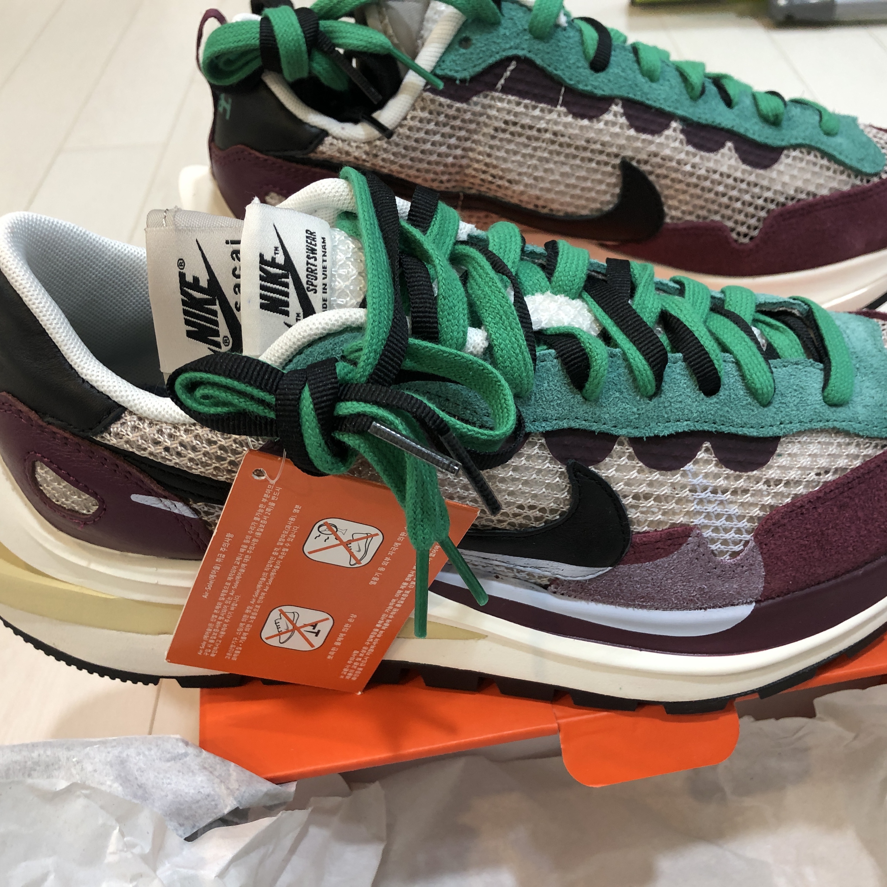Nike x Sacai VaporWaffle String & Black Villain Red 착용 스타일 - 1