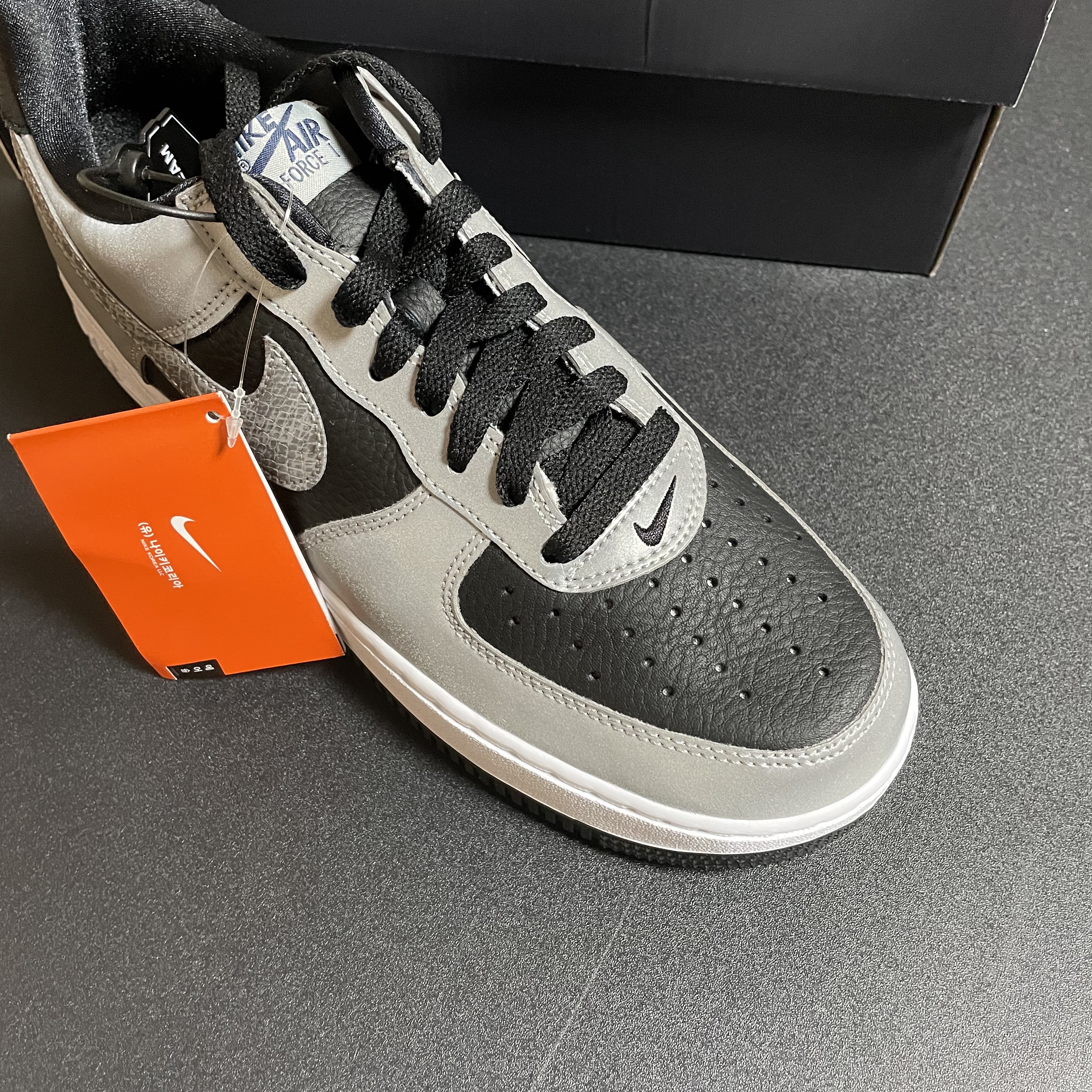 Nike Air Force 1 B Silver Snake 착용 스타일