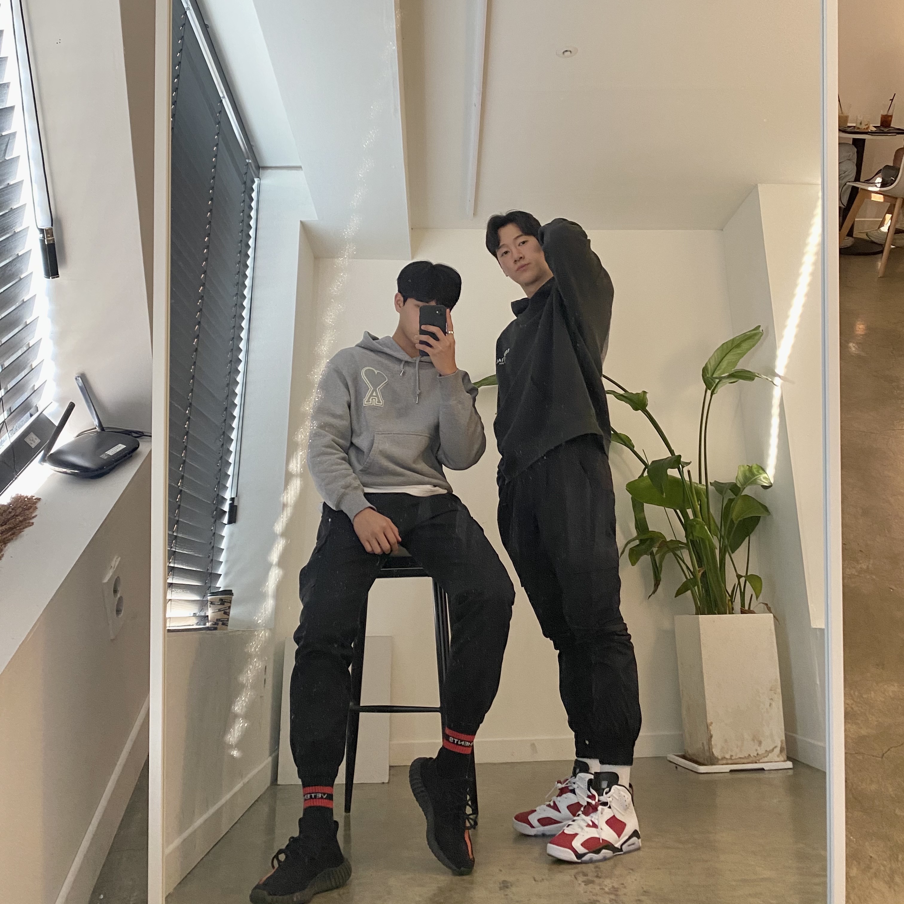 Adidas Yeezy Boost 350 V2 Core Black Red 2016, Jordan 6 Retro Carmine 2021 착용 스타일
