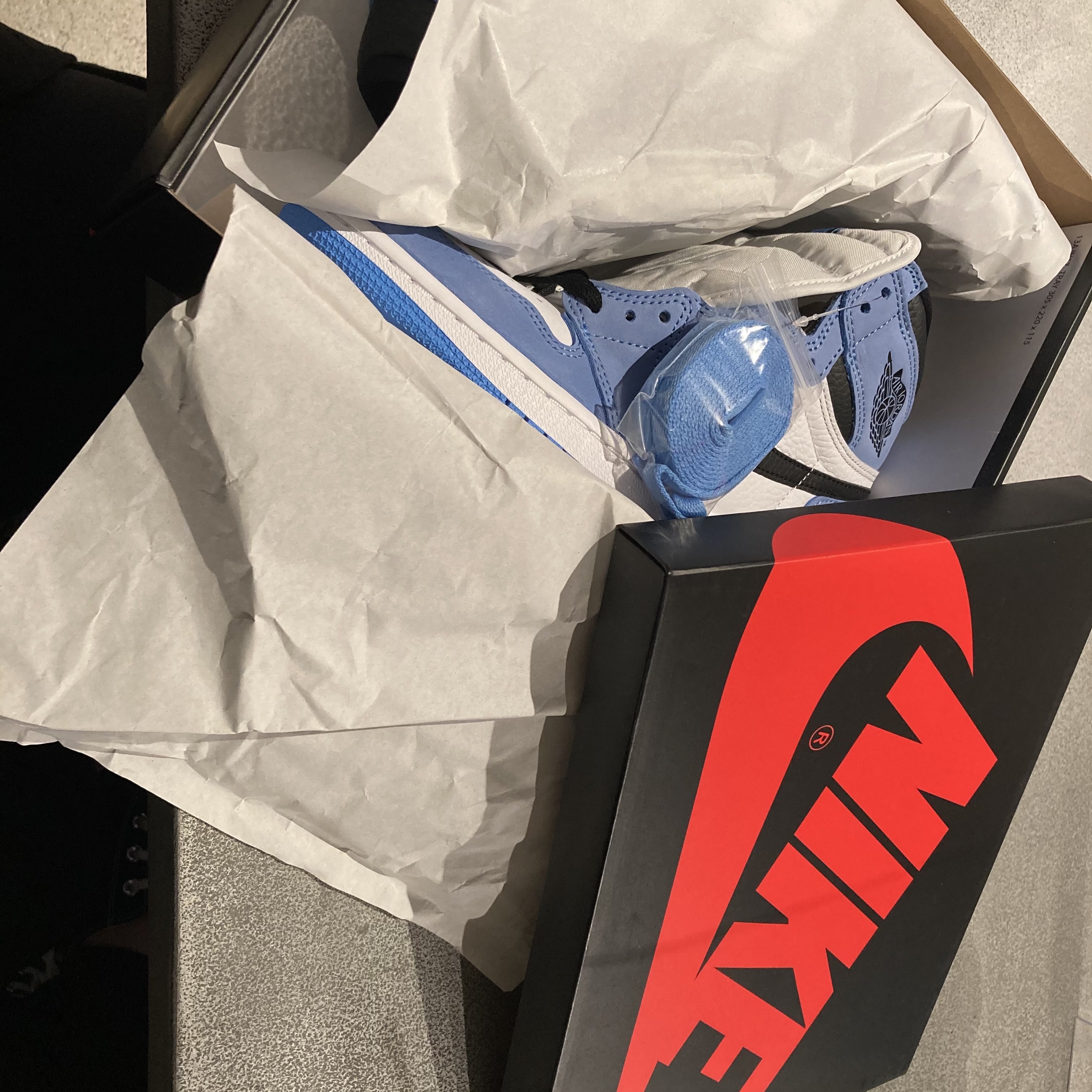 Jordan 1 Retro High OG University Blue 착용 스타일 - 2