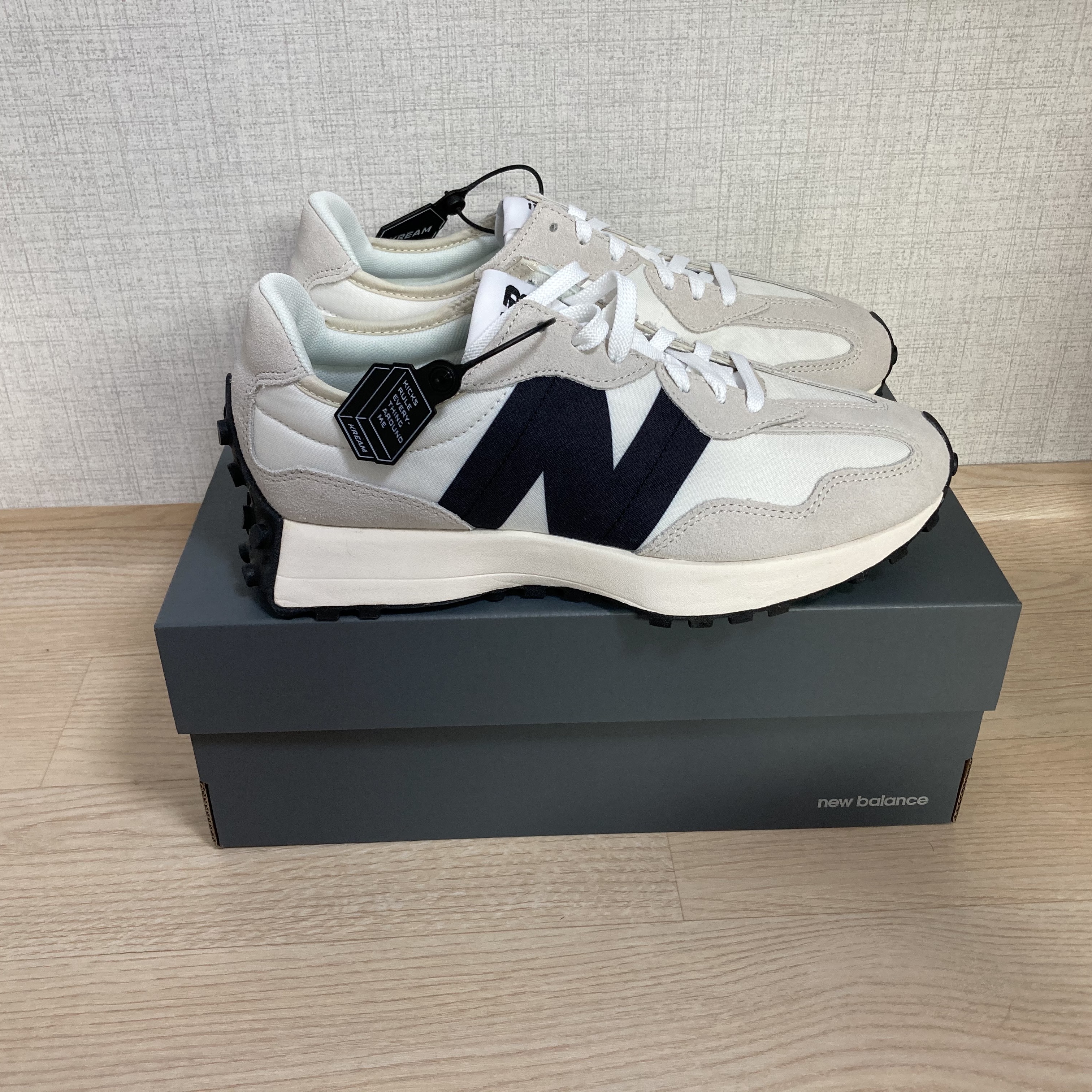 New Balance 327 White Black 착용 스타일 - 1