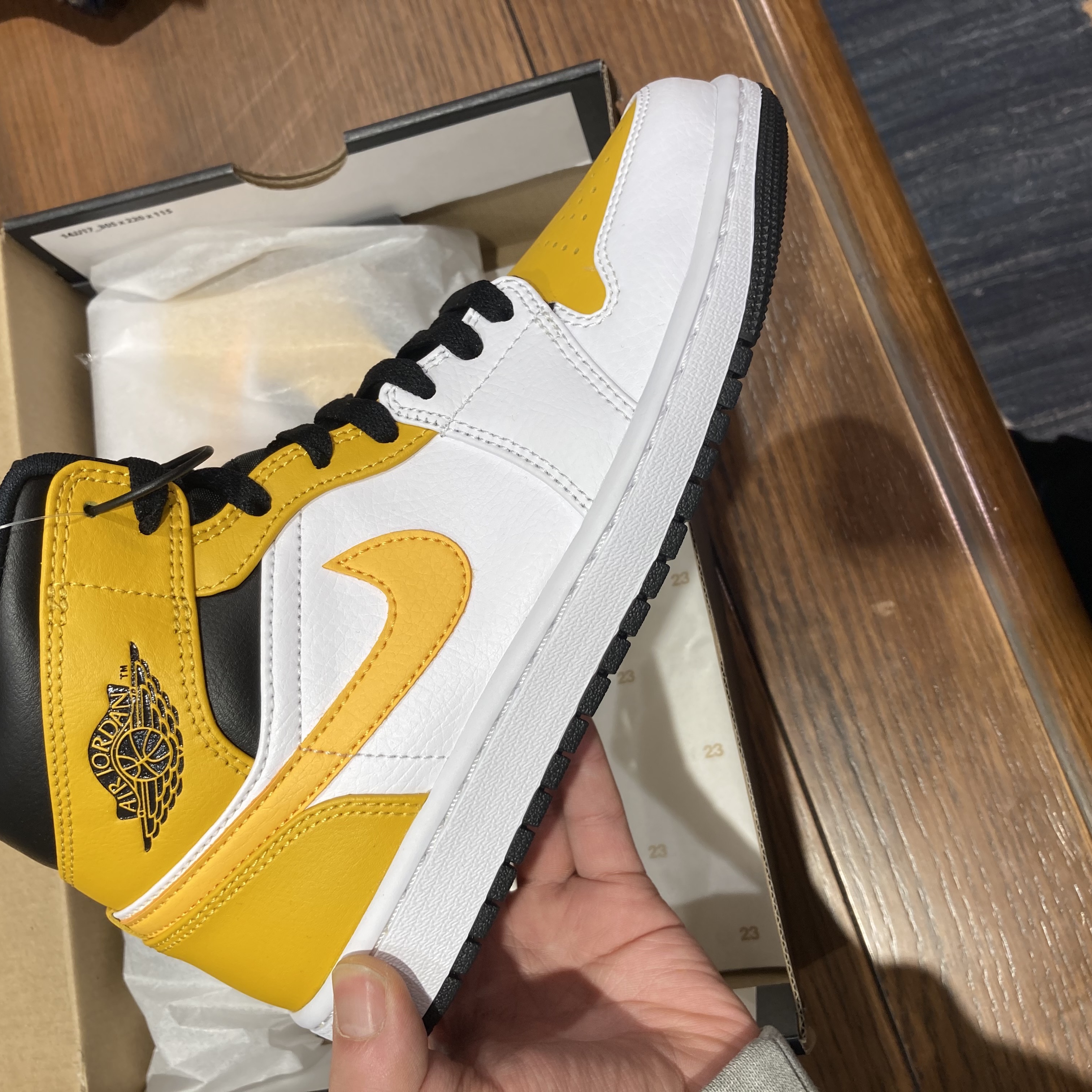 Jordan 1 Mid White University Gold 착용 스타일 - 4