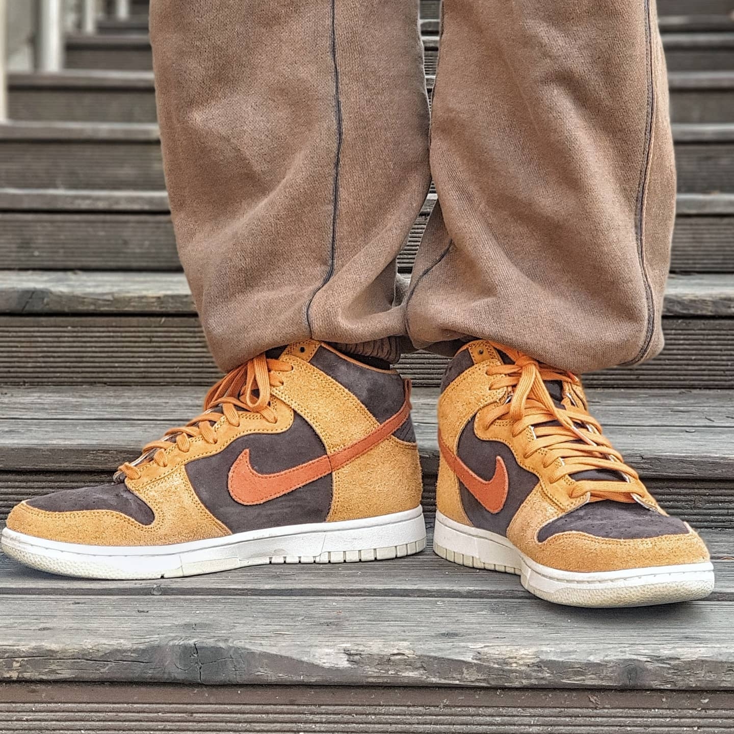 Nike Dunk High Retro PRM Dark Curry 착용 스타일 - 2