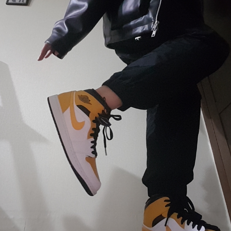 Jordan 1 Mid White University Gold 착용 스타일
