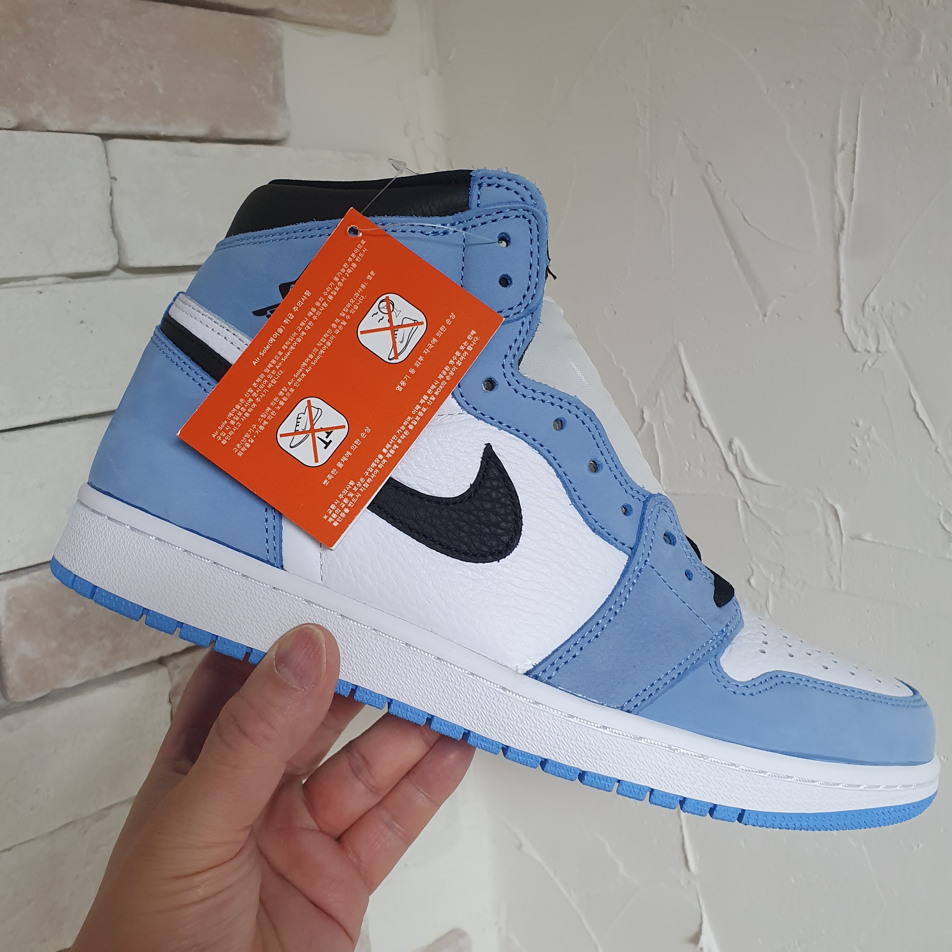 Jordan 1 Retro High OG University Blue 착용 스타일 - 2
