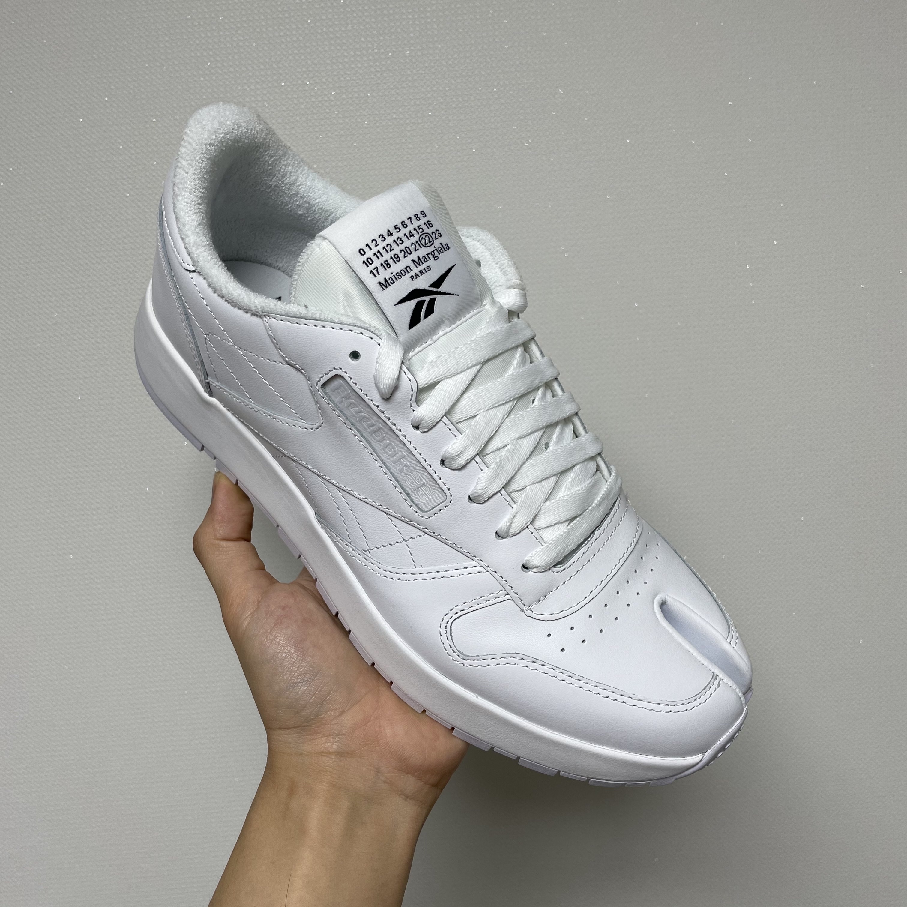 Reebok x Maison Margiela Classic Leather Tabi Shoes White 착용 스타일 - 1