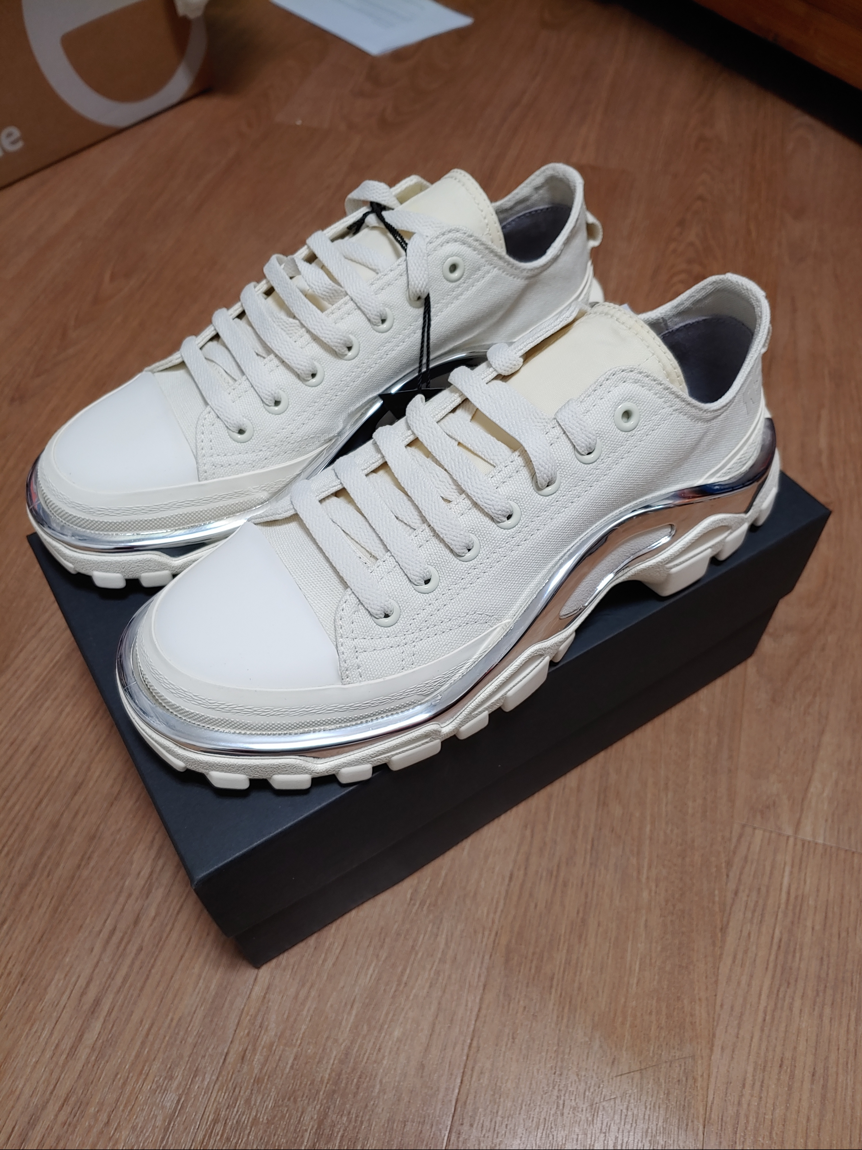 Adidas x Raf Simons Detroit Runner Chalk White 착용 스타일 - 1