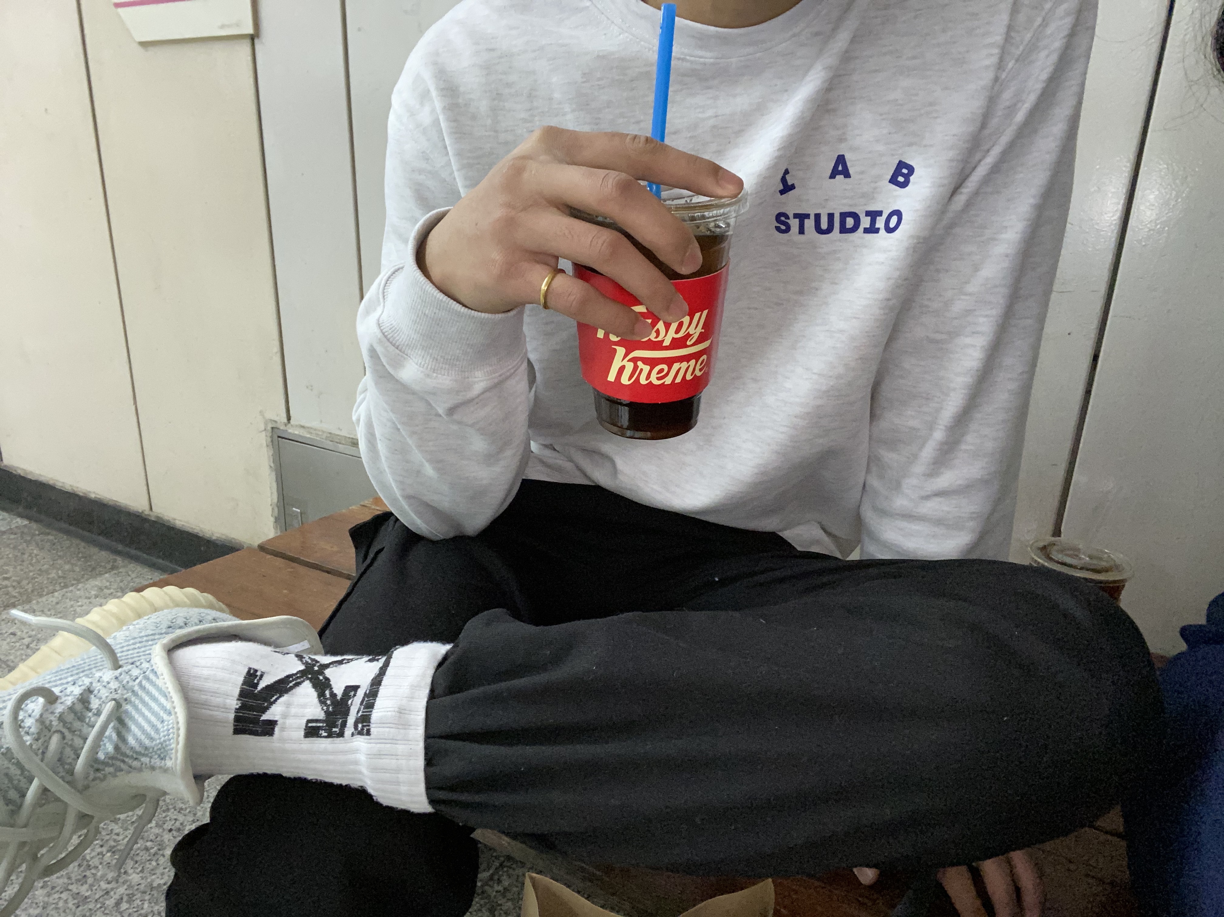 Adidas Yeezy Boost 350 V2 Cloud White - Non-Reflective, IAB Studio Long Sleeve Light Gray 착용 스타일 - 1