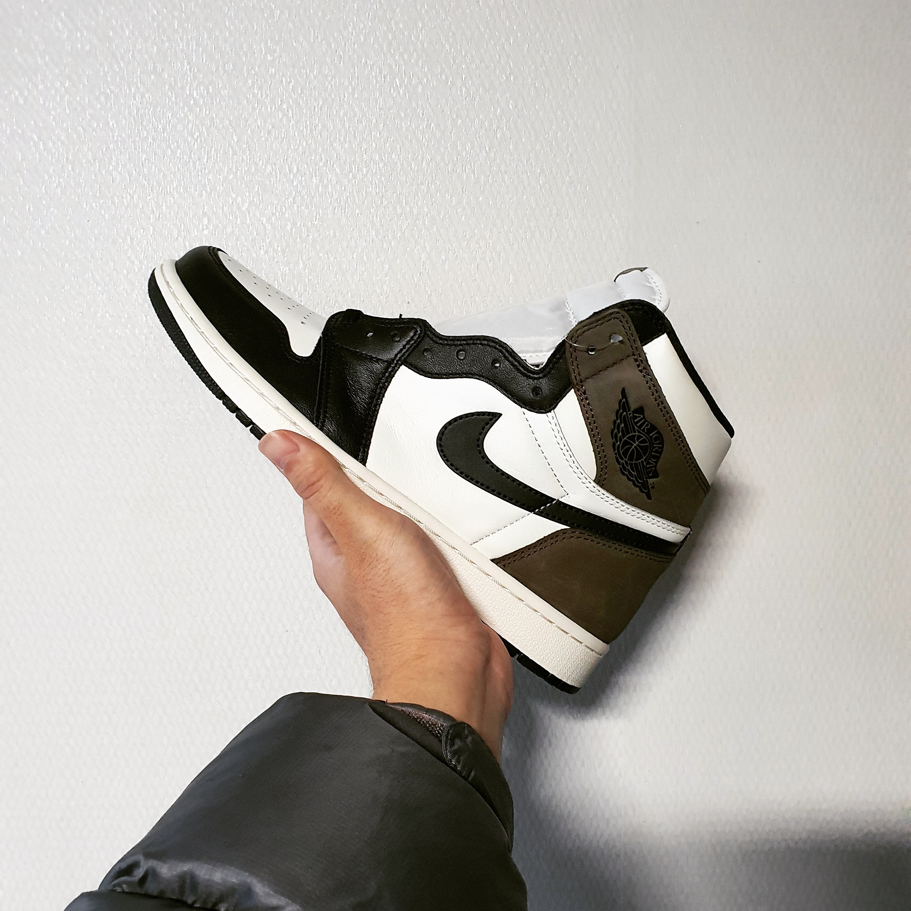 Jordan 1 Retro High OG Black Mocha 착용 스타일