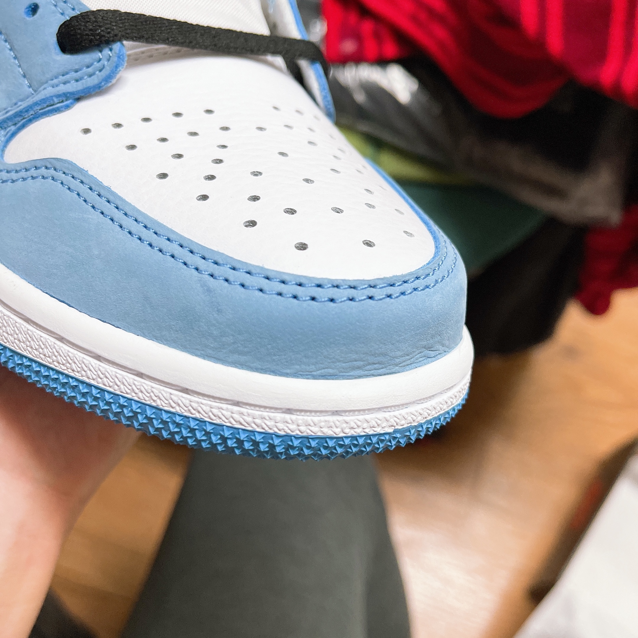 Jordan 1 Retro High OG University Blue 착용 스타일 - 1