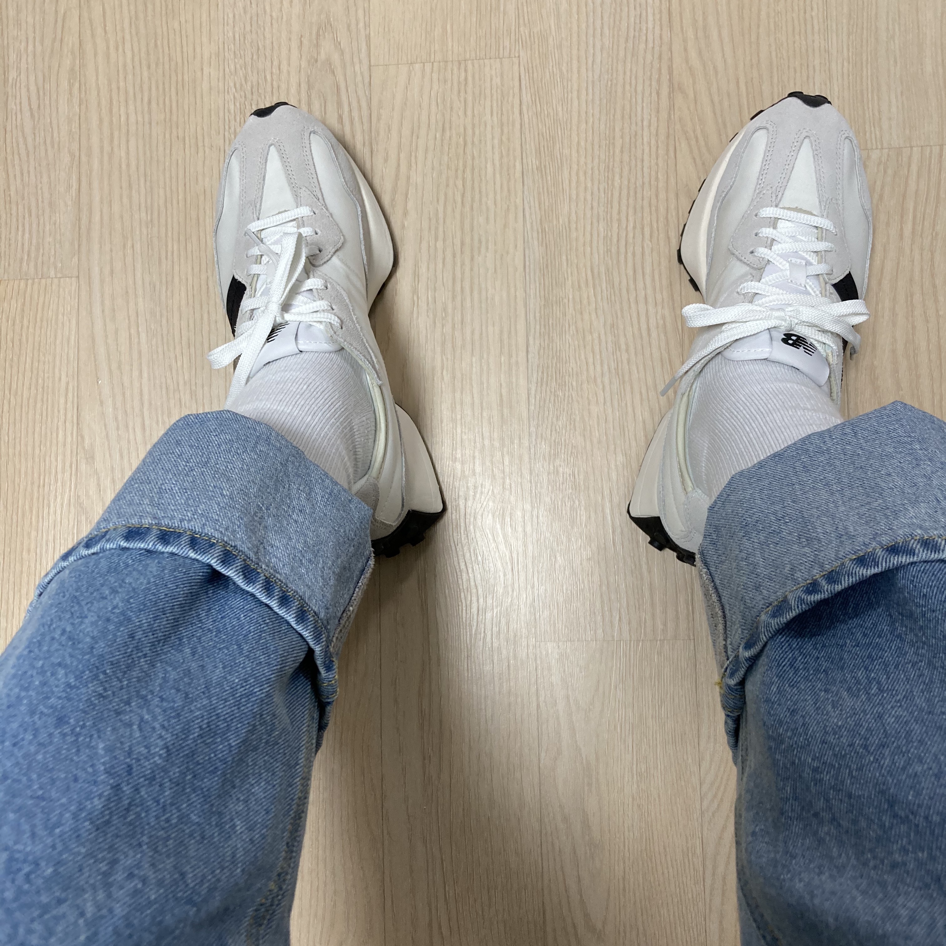 New Balance 327 White Black 착용 스타일 - 2