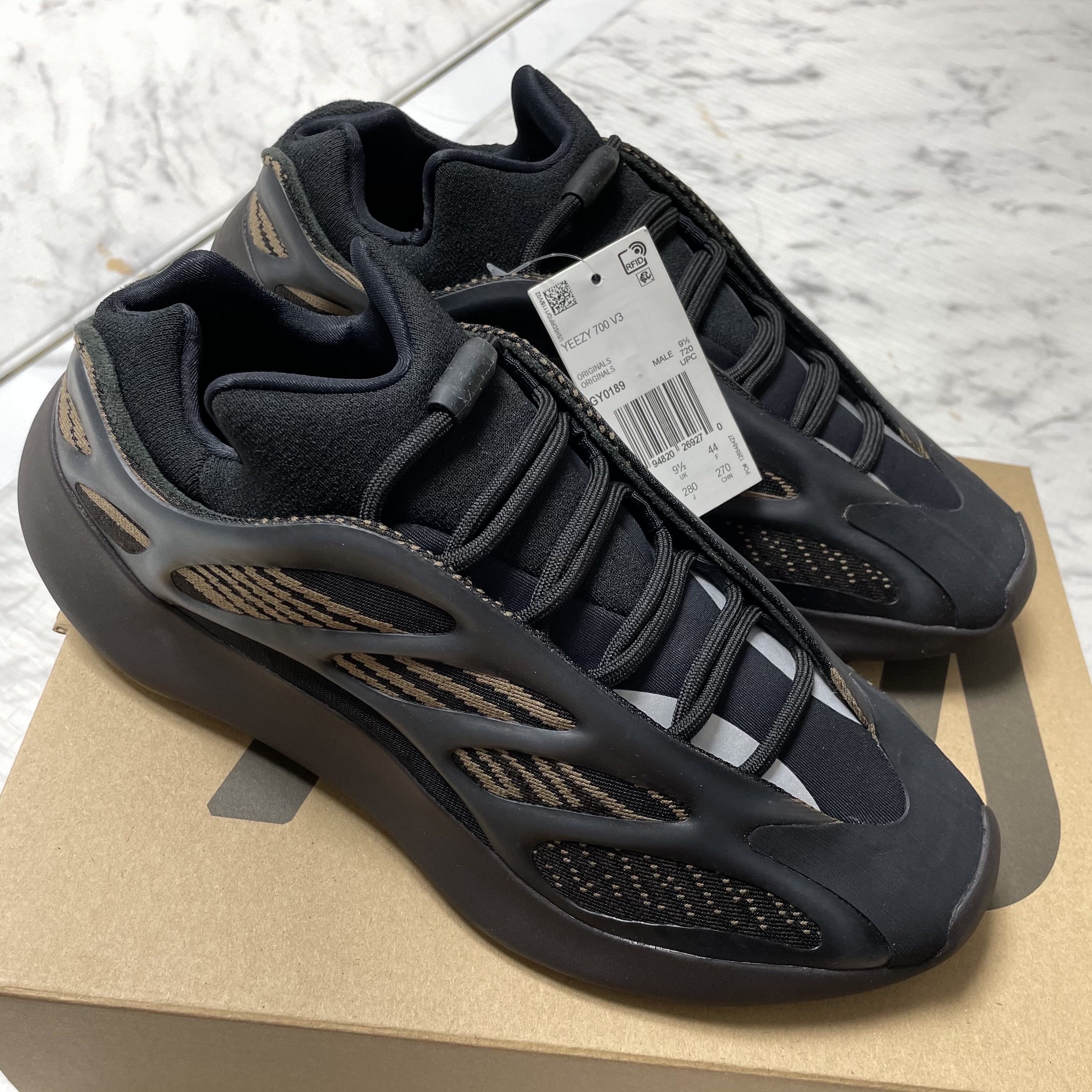 Adidas Yeezy 700 V3 Clay Brown 착용 스타일 - 3
