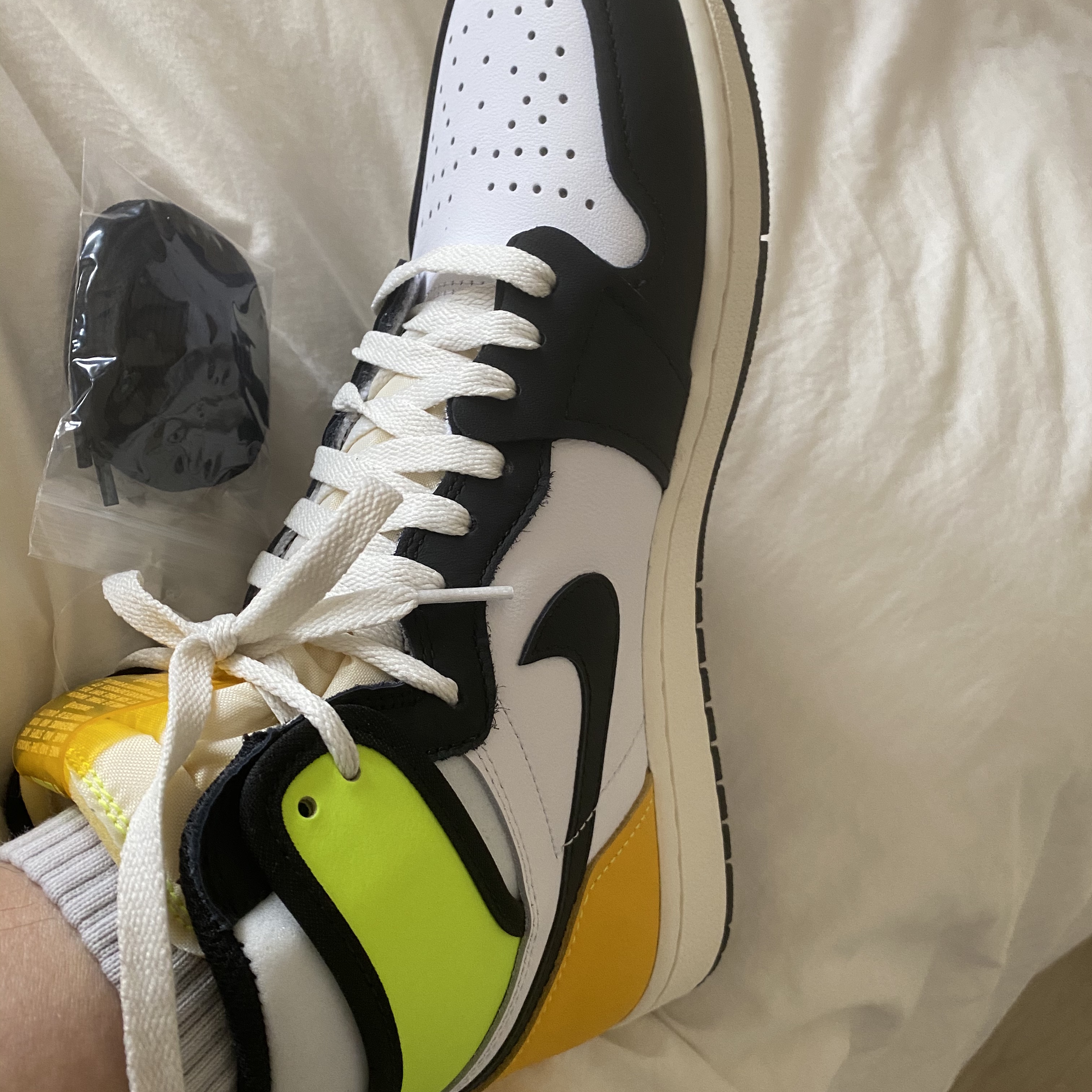 Jordan 4 Retro Taupe Haze, Jordan 4 Golf White Cement 착용 스타일 - 3