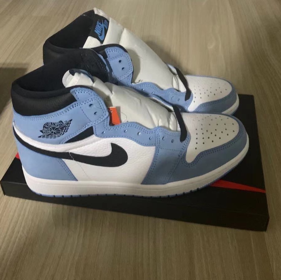 Jordan 1 Retro High OG University Blue 착용 스타일