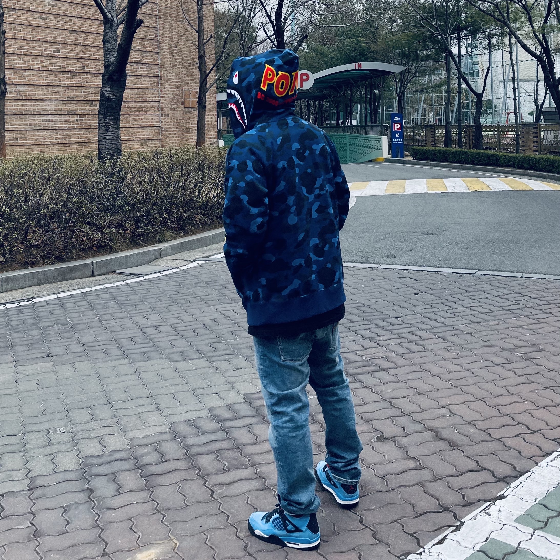 Jordan 4 x Travis Scott Retro Cactus Jack 착용 스타일 - 2
