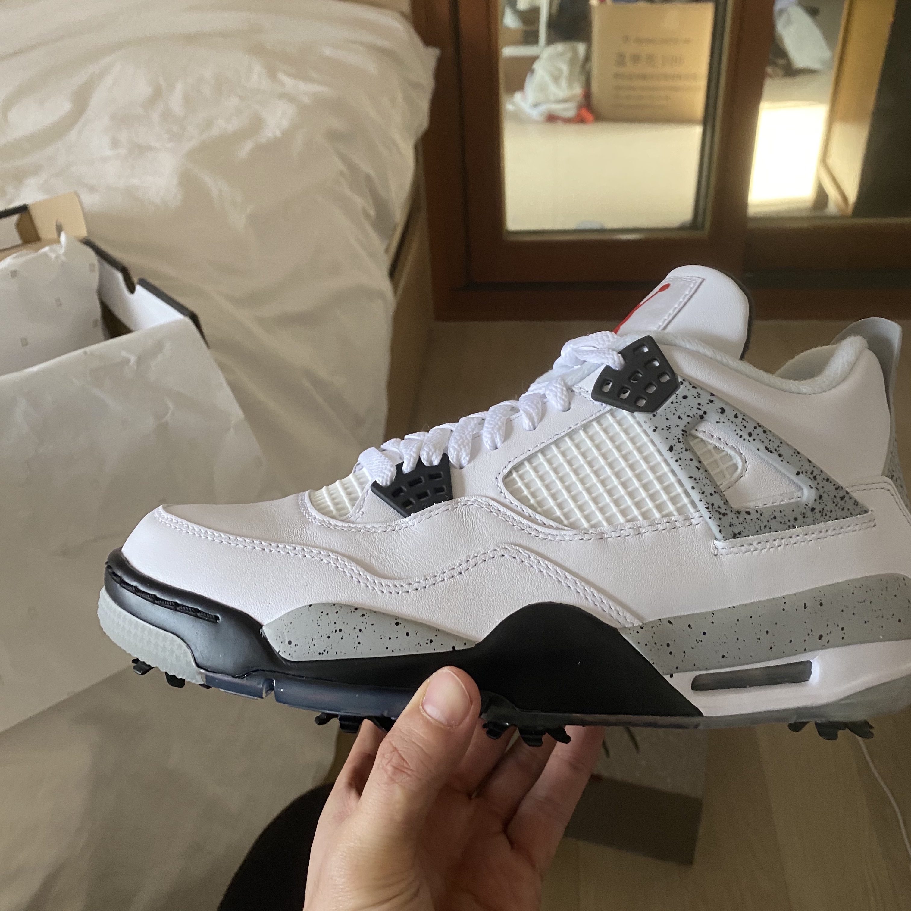 Jordan 4 Retro Taupe Haze, Jordan 4 Golf White Cement 착용 스타일 - 2