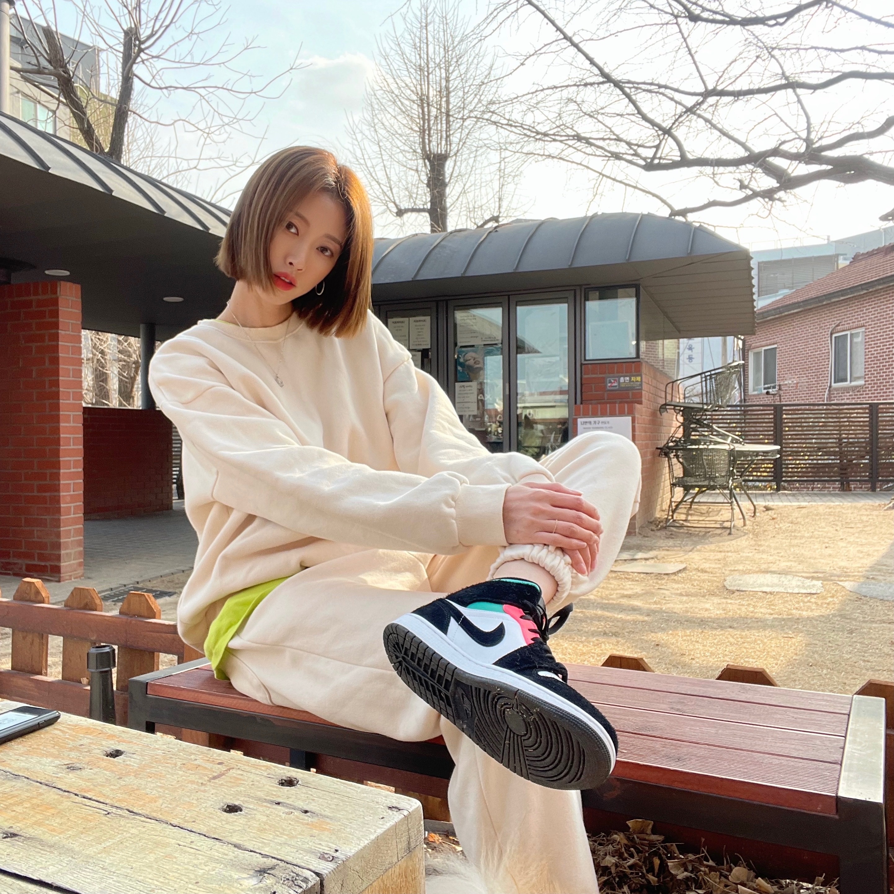 Jordan 1 Mid SE South Beach 착용 스타일