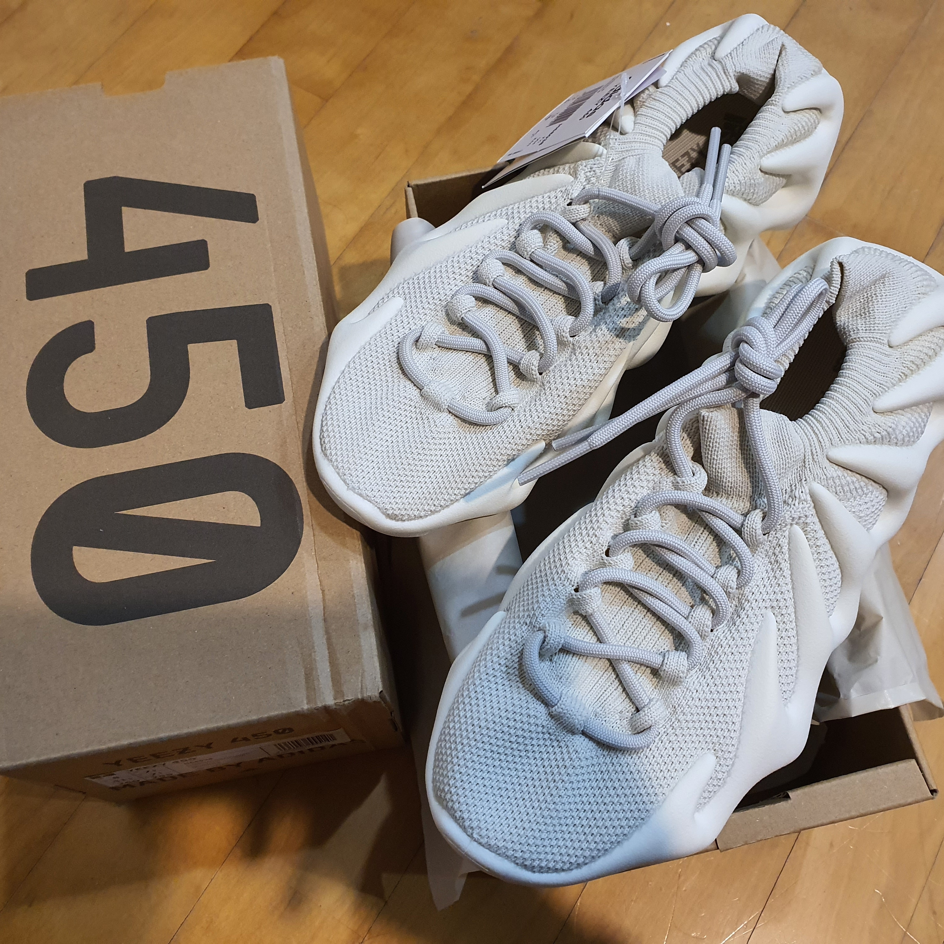 Adidas Yeezy 450 Cloud White 착용 스타일 - 2