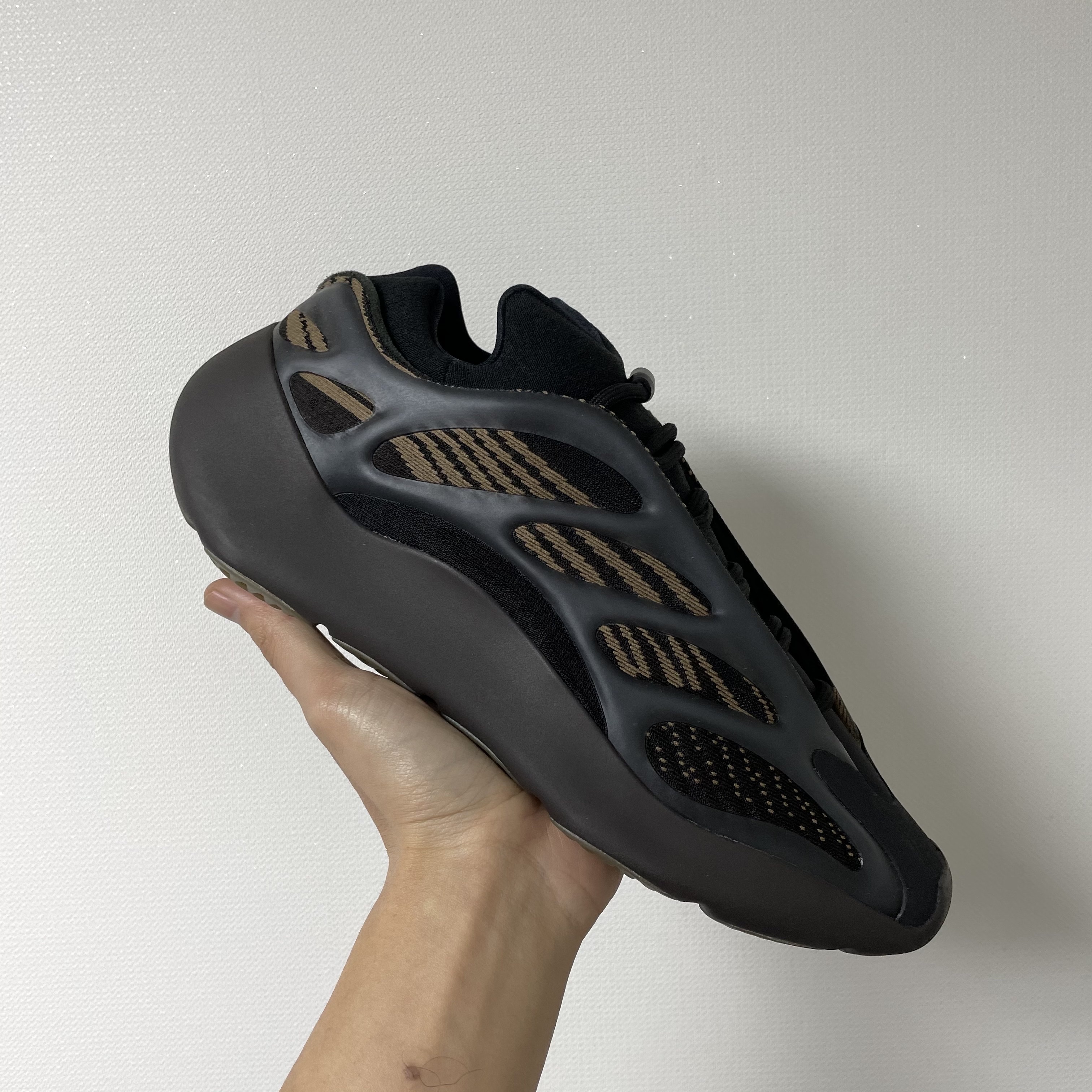 Adidas Yeezy 700 V3 Clay Brown 착용 스타일 - 1