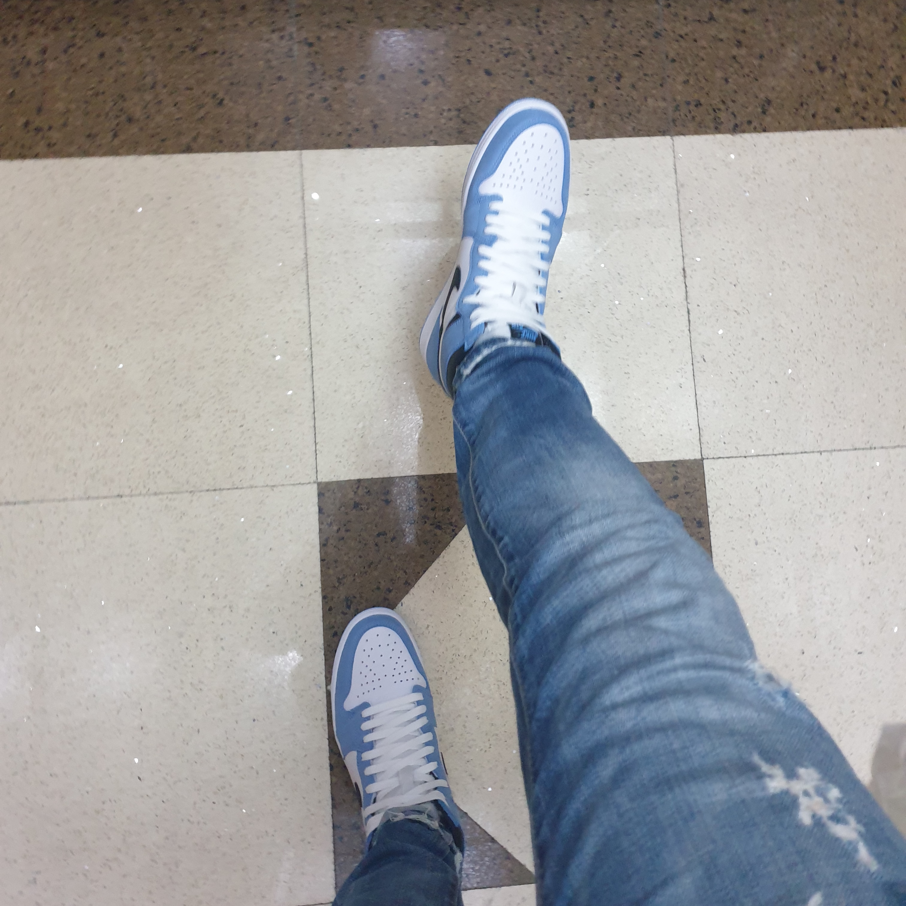 Jordan 1 Retro High OG University Blue 착용 스타일