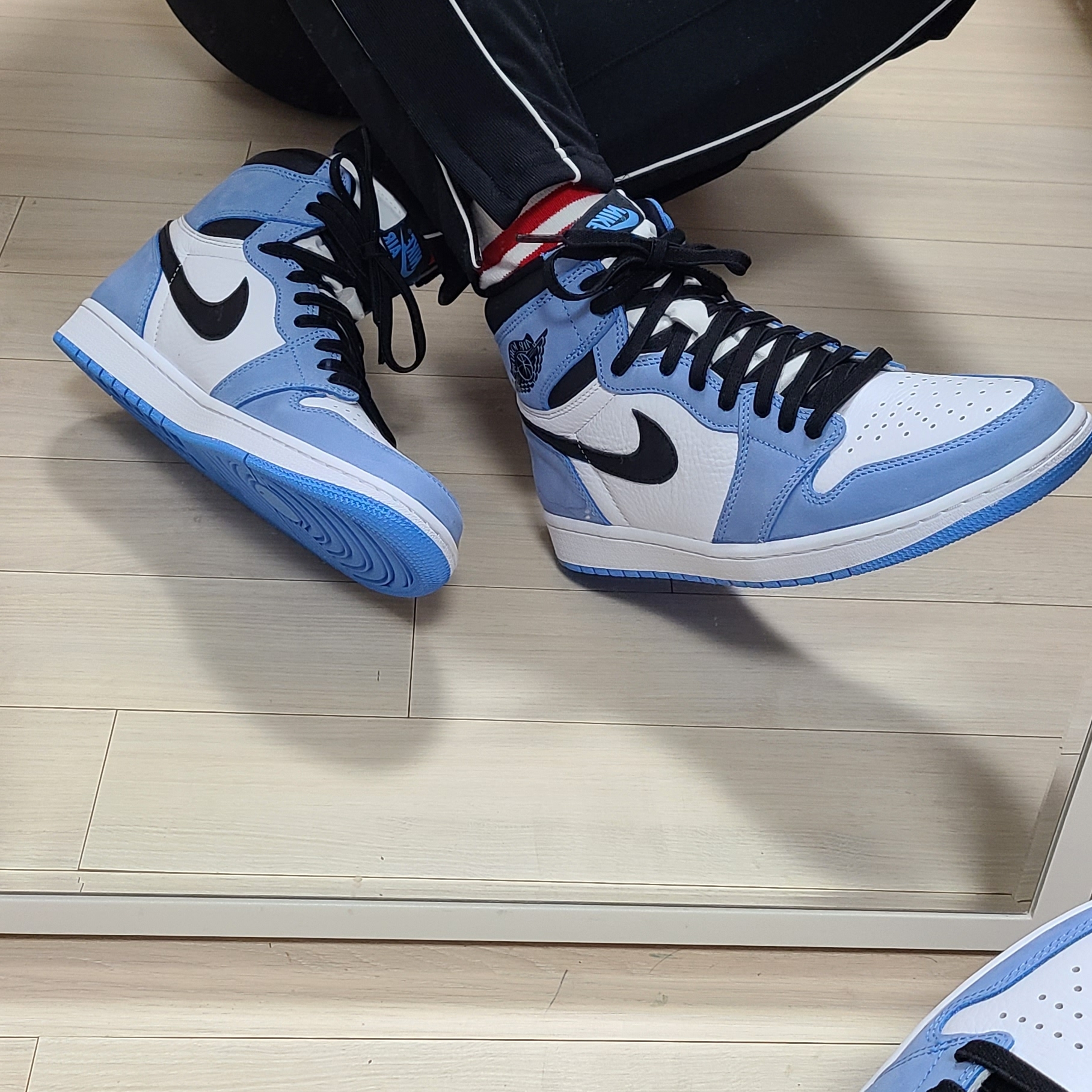 Jordan 1 Retro High OG University Blue 착용 스타일 - 2