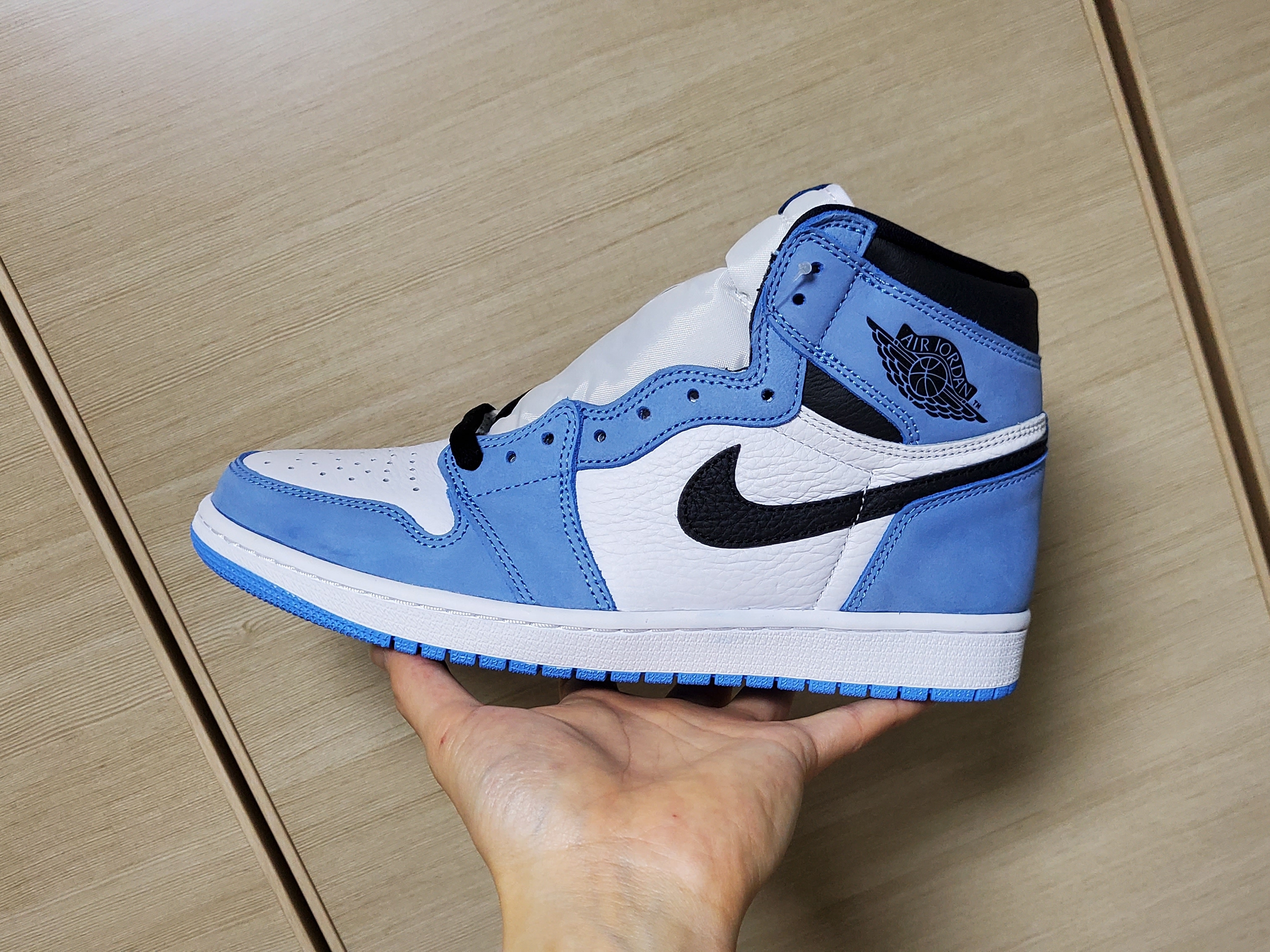 Jordan 1 Retro High OG University Blue 착용 스타일 - 1