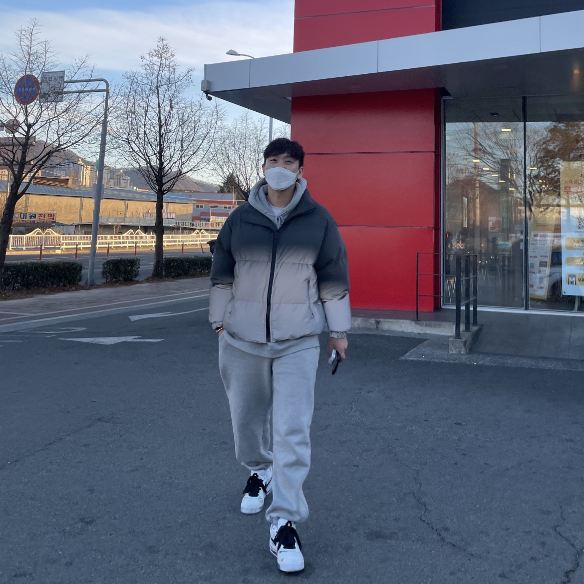 Nike x Peaceminusone Air Force 1 Low Para-Noise 2.0 착용 스타일
