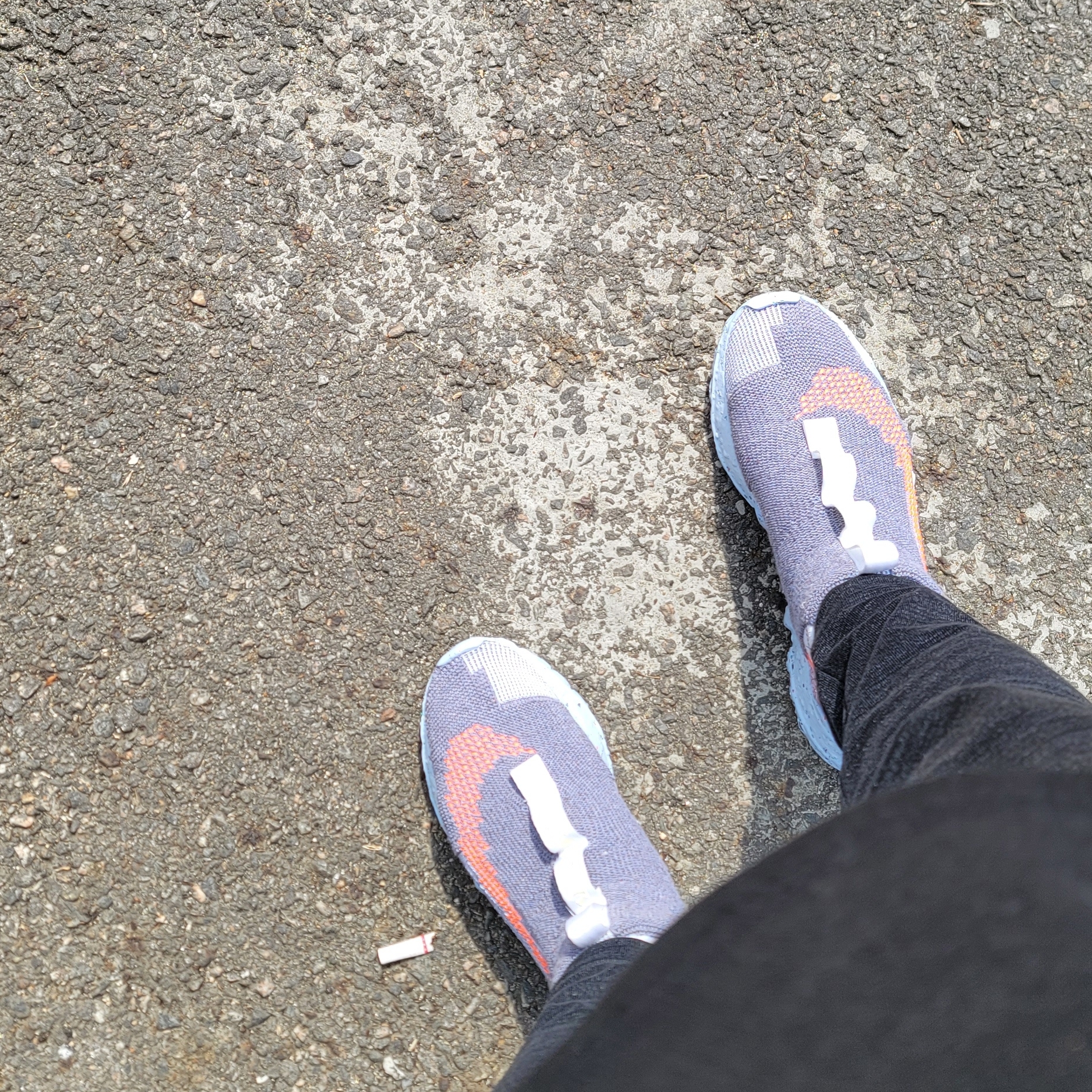 Nike Space Hippie 02 Vast Grey Hyper Crimson 착용 스타일