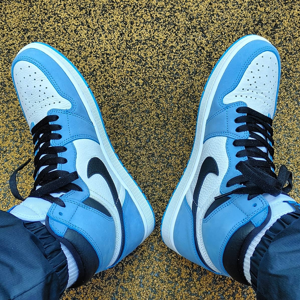 Jordan 1 Retro High OG University Blue 착용 스타일 - 2