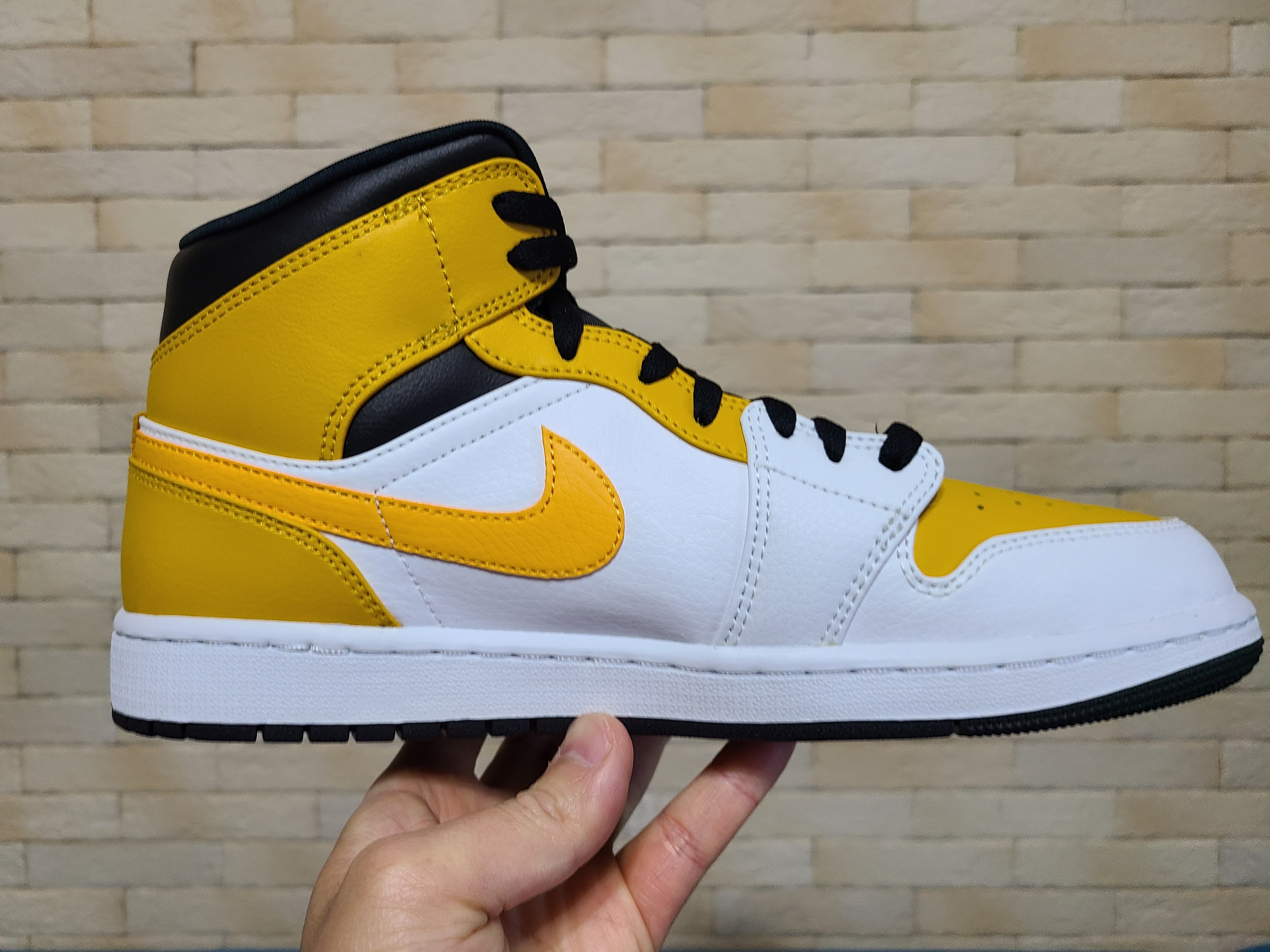 Jordan 1 Mid White University Gold 착용 스타일 - 2