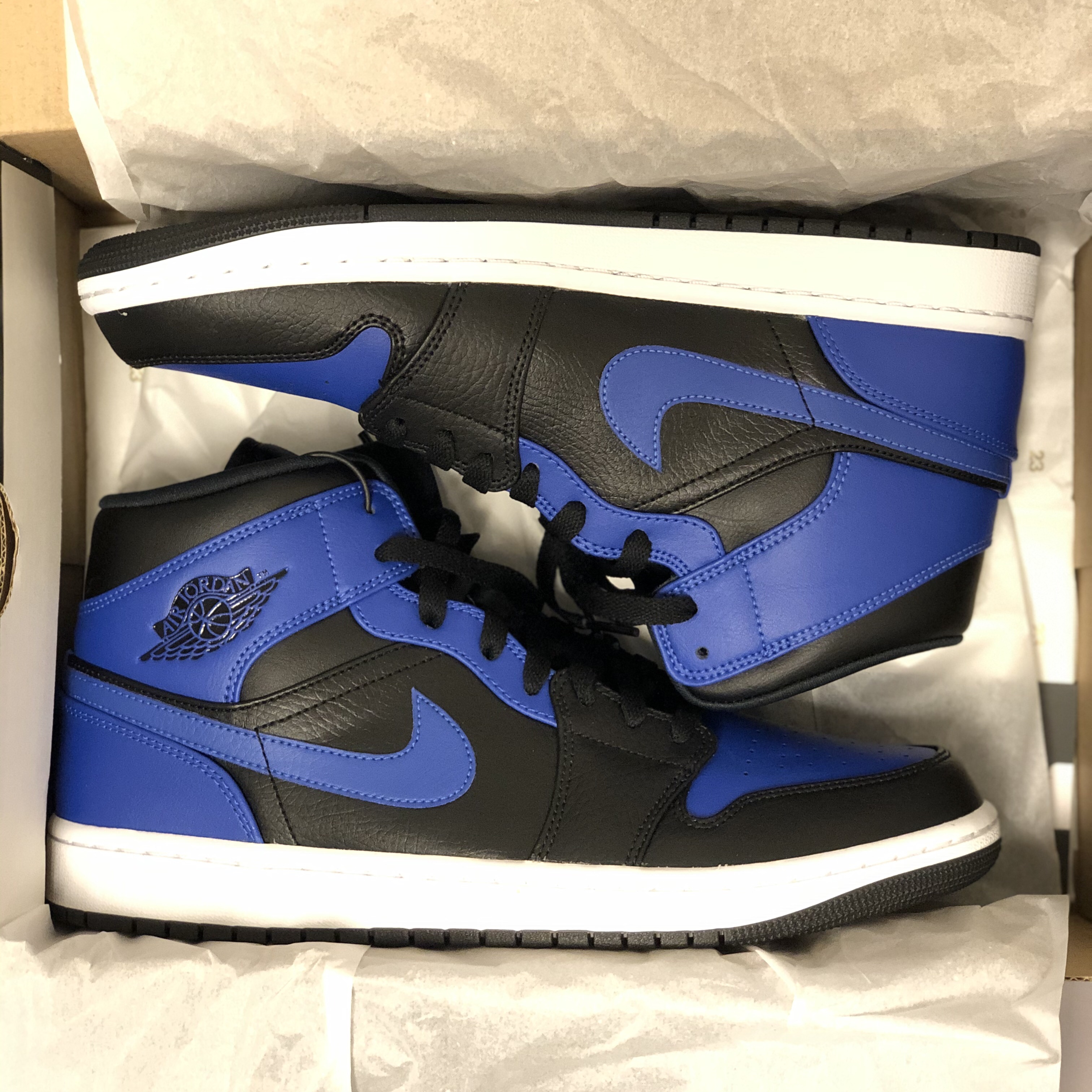 Jordan 1 Mid Black Hyper Royal 착용 스타일