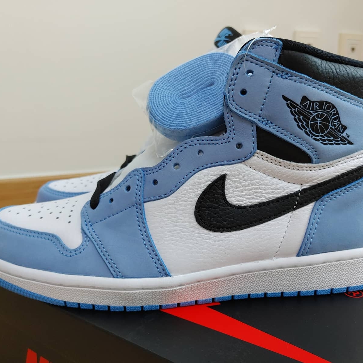 Jordan 1 Retro High OG University Blue 착용 스타일 - 1