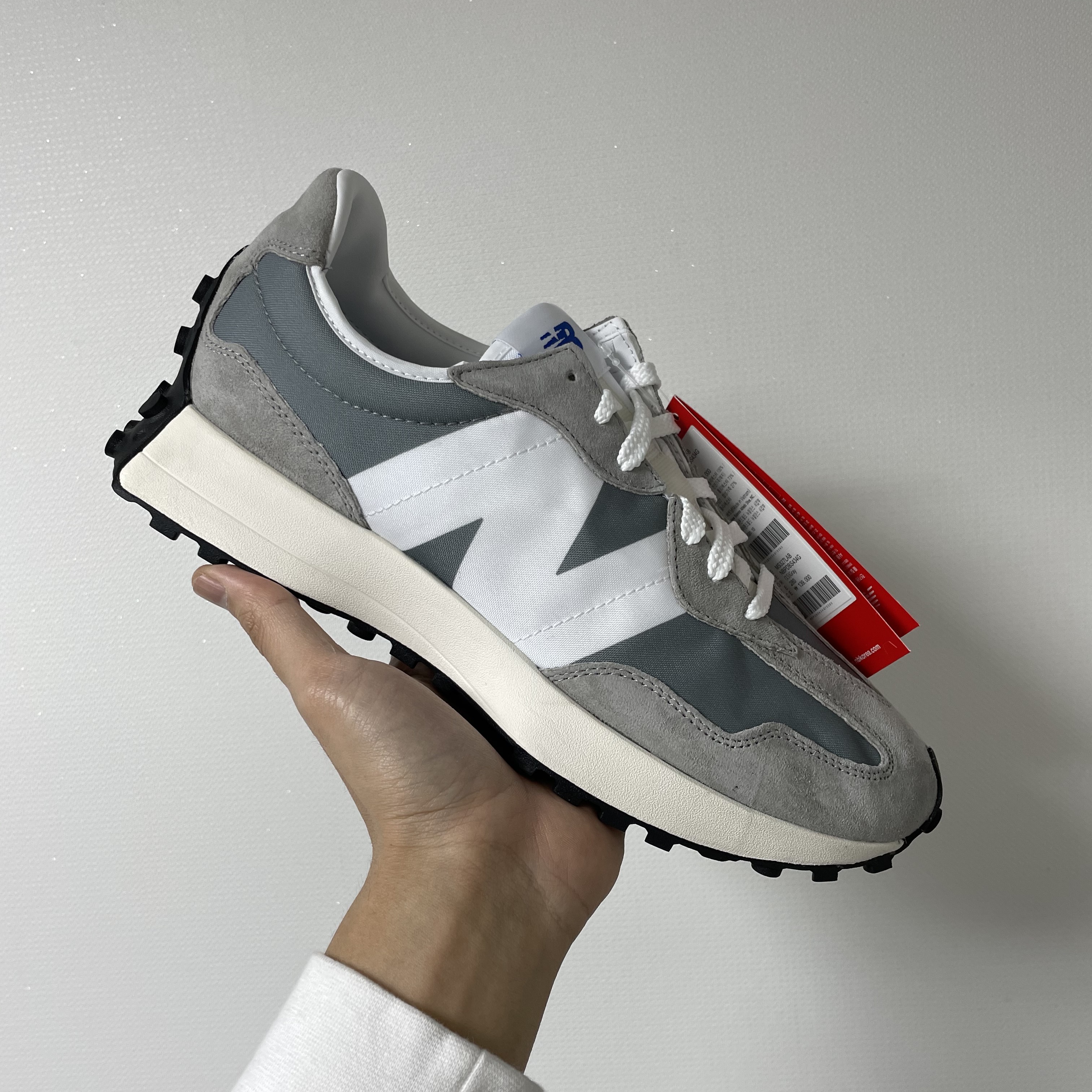 New Balance 327 Grey 착용 스타일