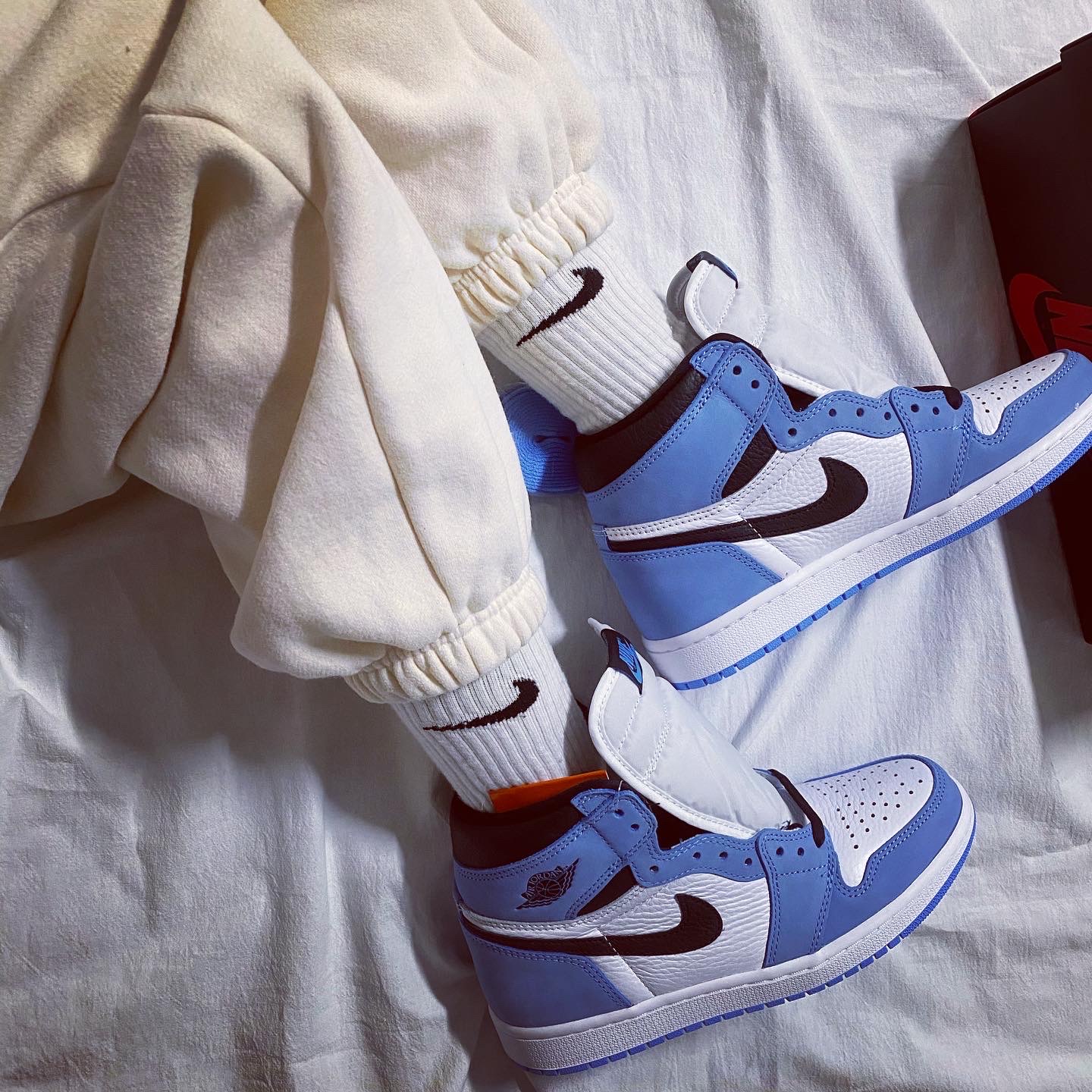 Jordan 1 Retro High OG University Blue 착용 스타일 - 2