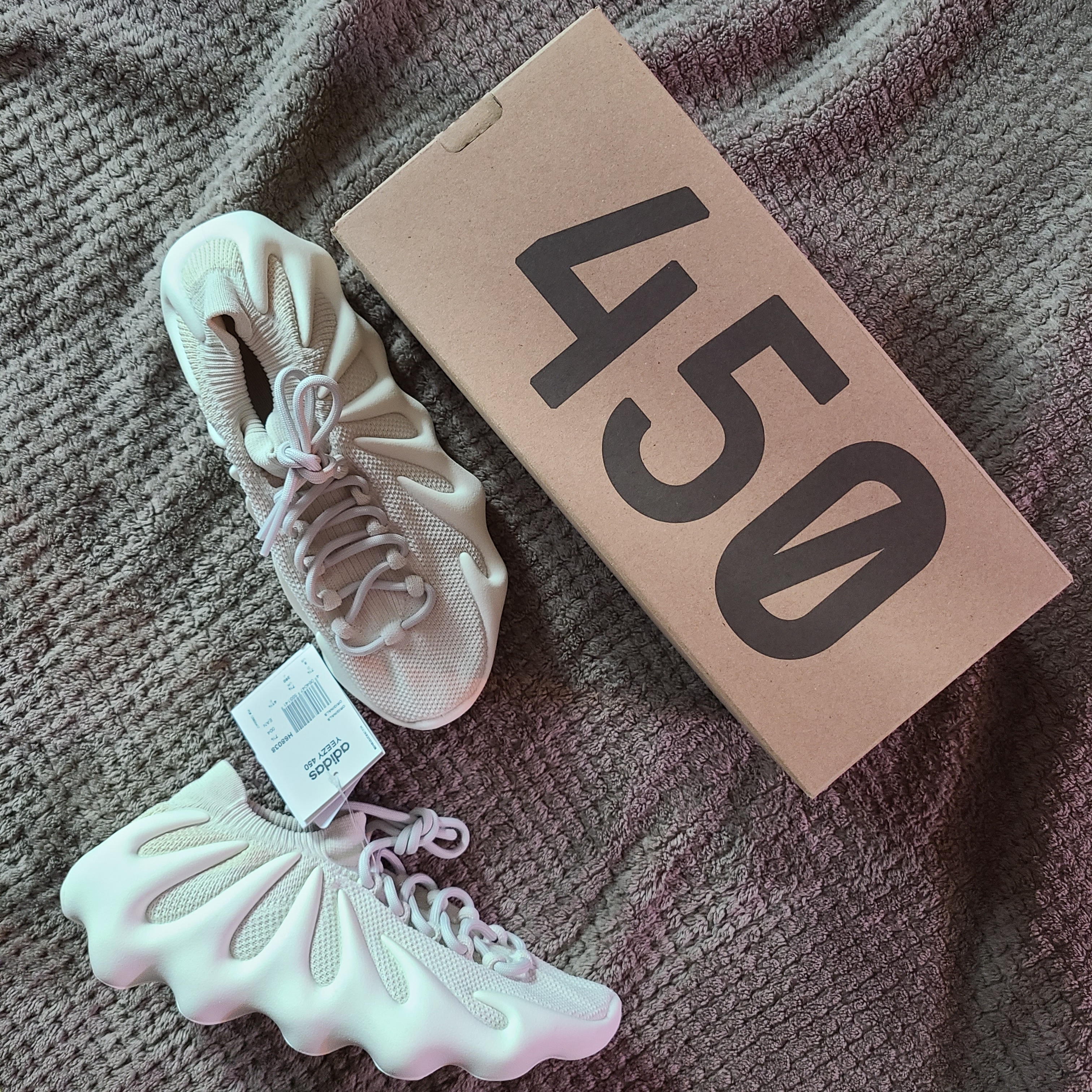Adidas Yeezy 450 Cloud White 착용 스타일